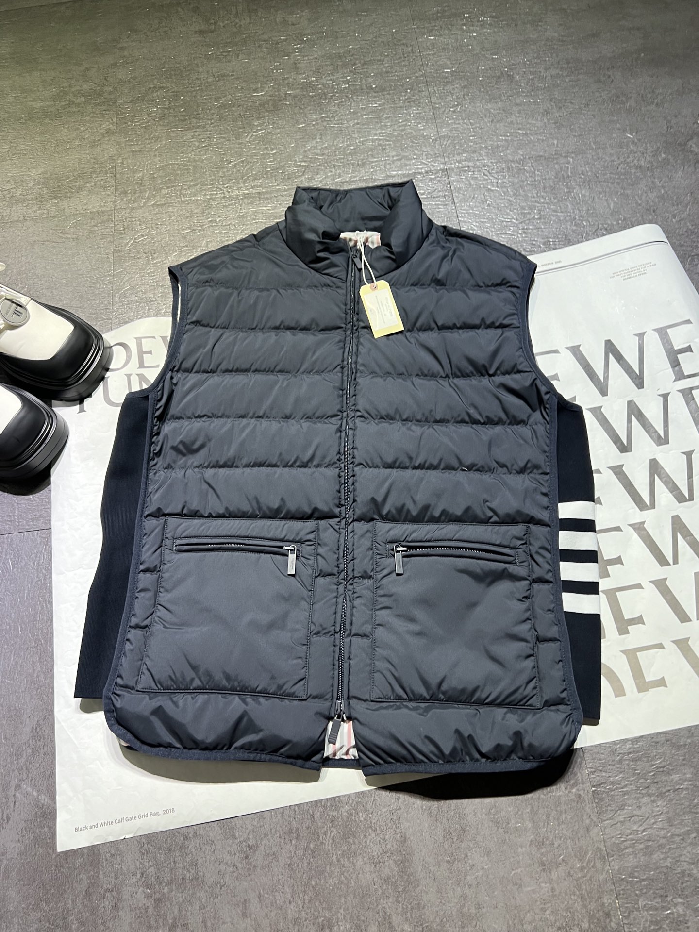 “High-Quality Women’s Clothing: THOM BROWN Nylon Velvet Vests for Men and Women” - 图片 5