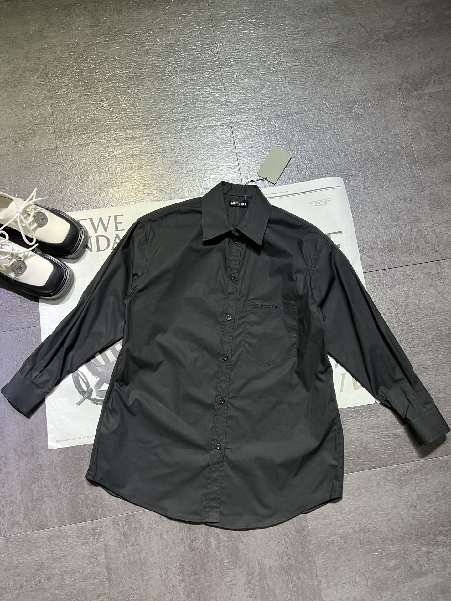 High-Quality Women’s Clothing: Balenticia*g Parisian Style Shirt with Unique Design and Premium Fabric