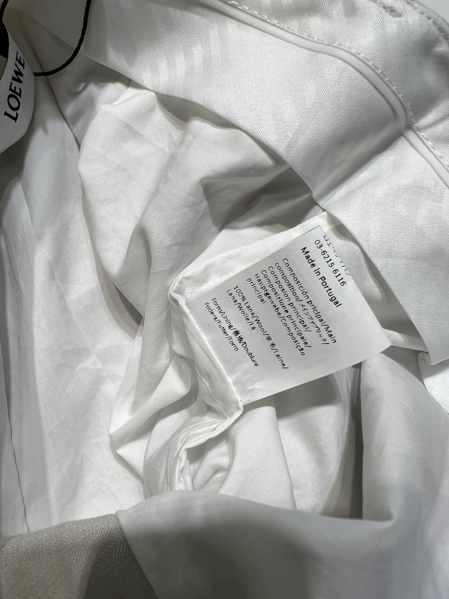 High-Quality Women’s Suit with Loew* Loi Wei 2024 Collection: Wool Jersey Shorts & Silk Details - 图片 8