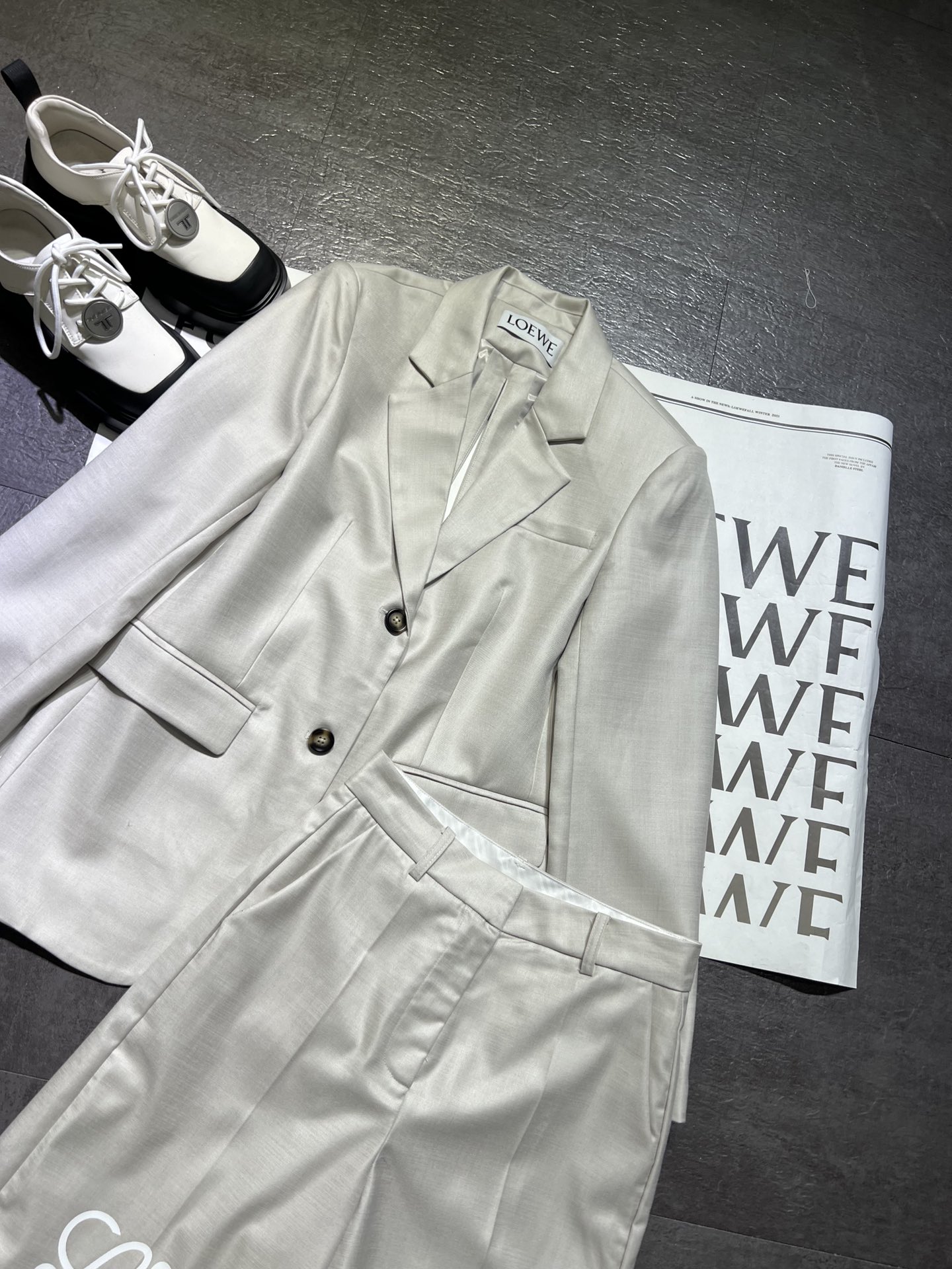 High-Quality Women’s Suit with Loew* Loi Wei 2024 Collection: Wool Jersey Shorts & Silk Details - 图片 2