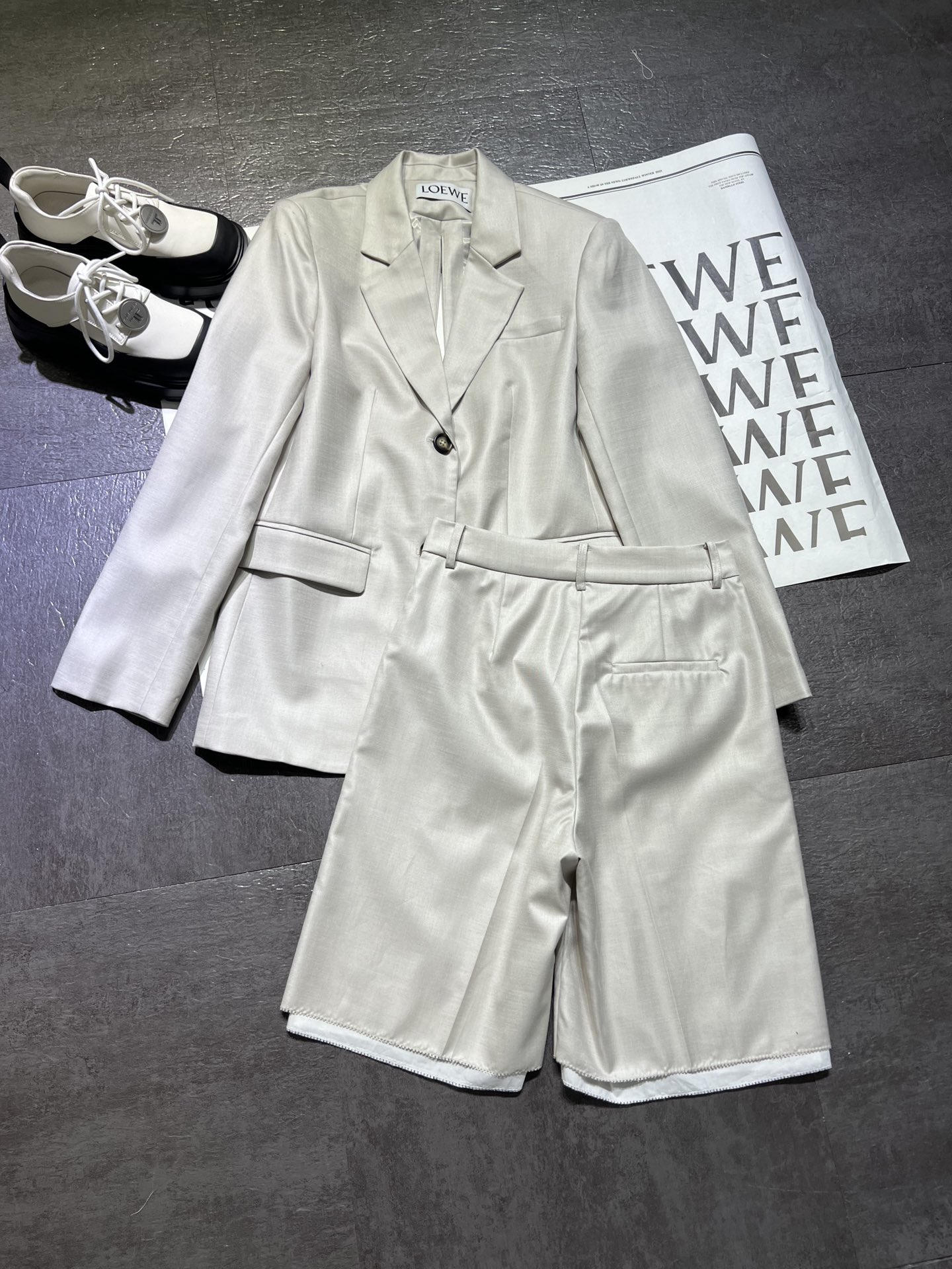 High-Quality Women’s Suit with Loew* Loi Wei 2024 Collection: Wool Jersey Shorts & Silk Details - 图片 5