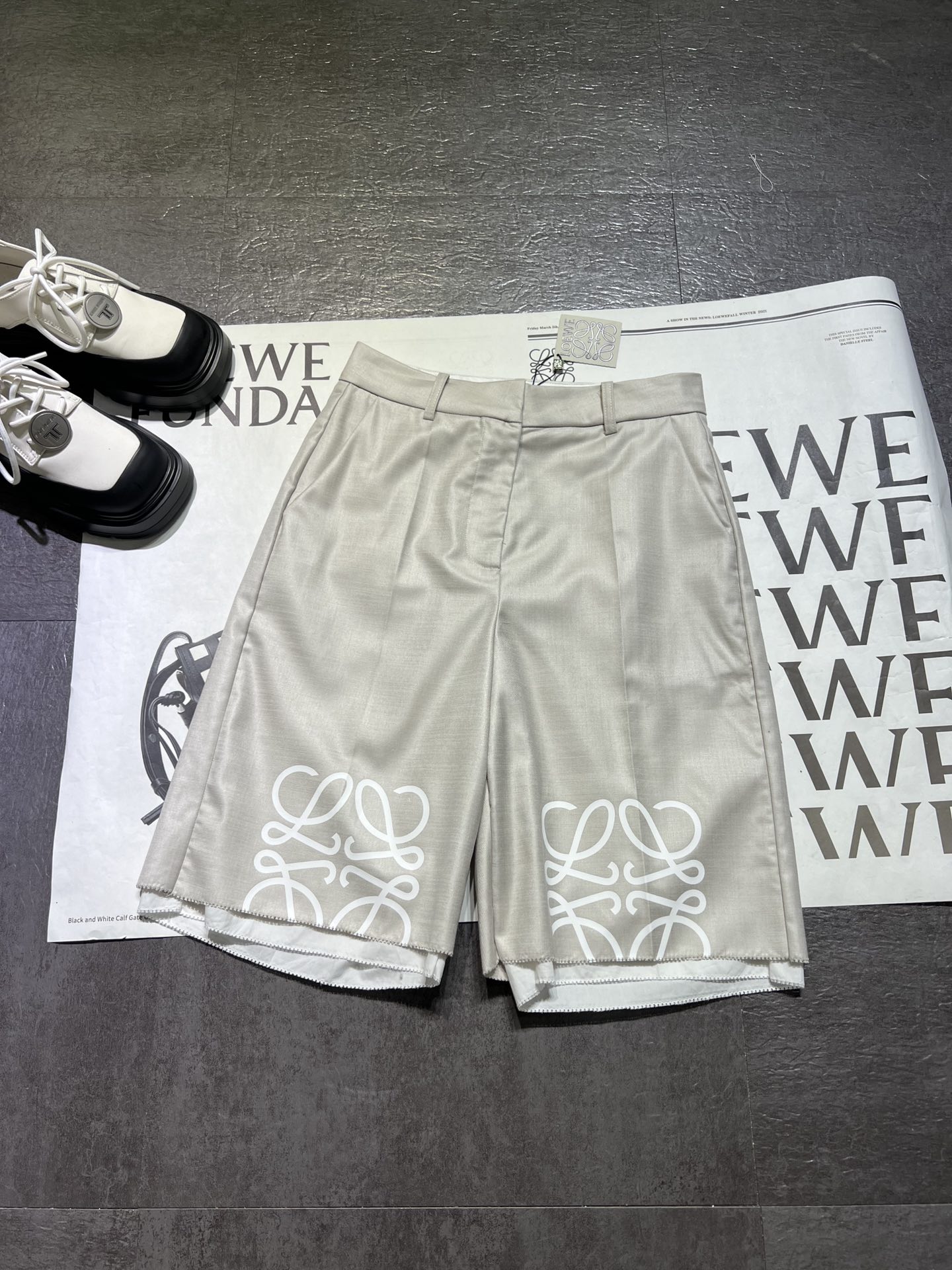 High-Quality Women’s Suit with Loew* Loi Wei 2024 Collection: Wool Jersey Shorts & Silk Details - 图片 6