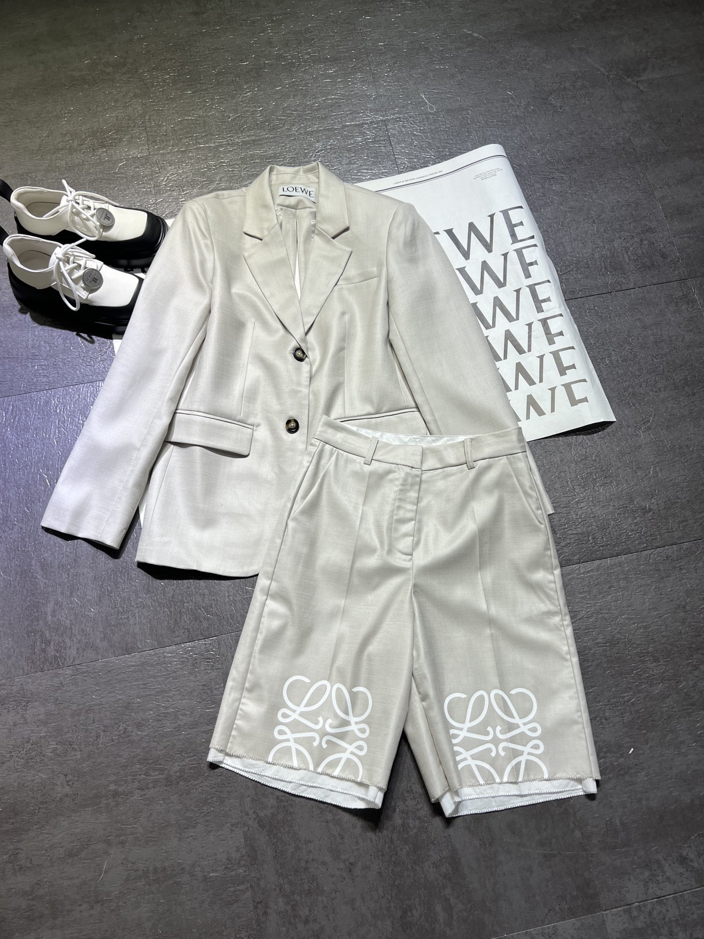 High-Quality Women’s Suit with Loew* Loi Wei 2024 Collection: Wool Jersey Shorts & Silk Details - 图片 1