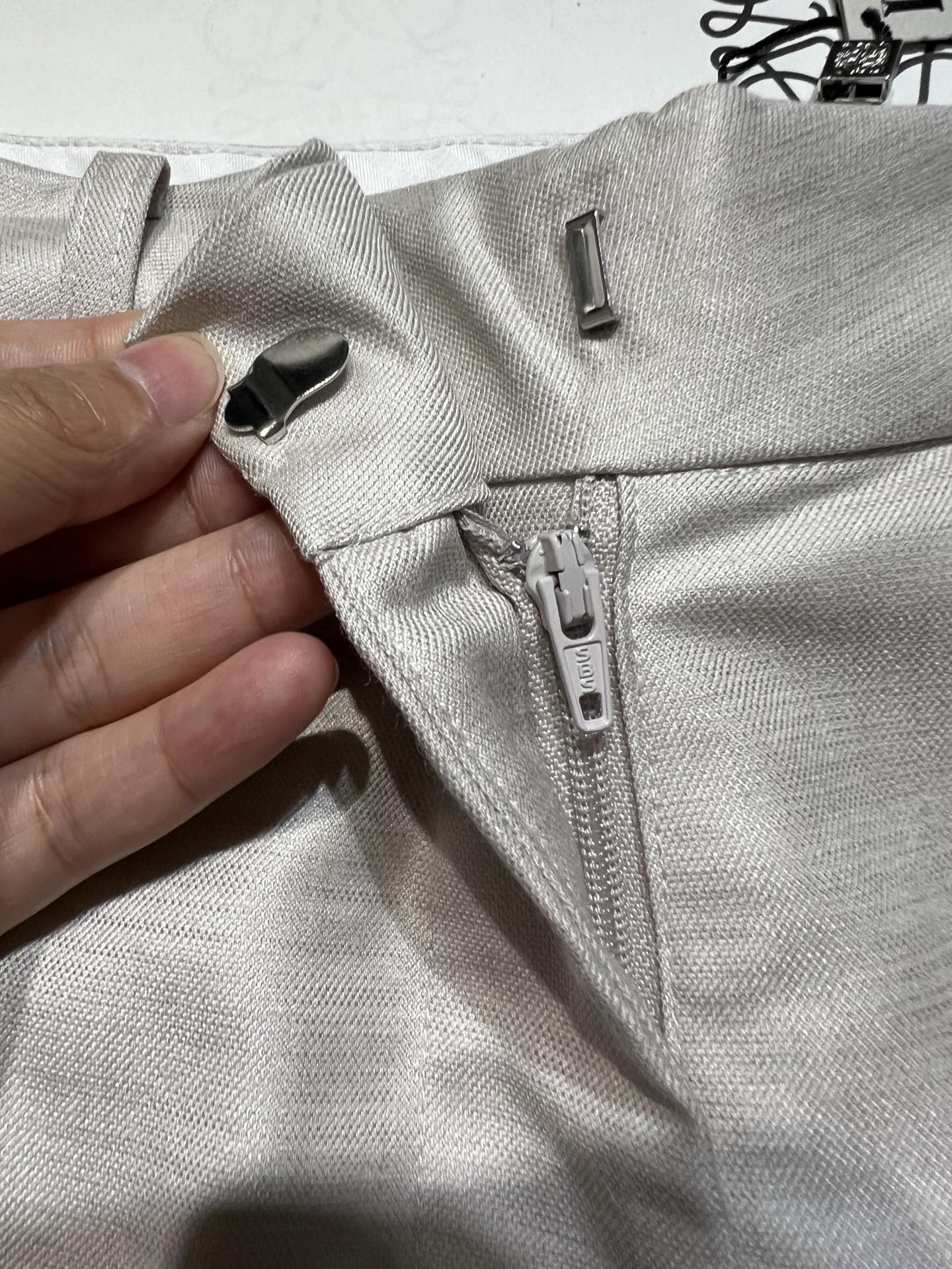 High-Quality Women’s Suit with Loew* Loi Wei 2024 Collection: Wool Jersey Shorts & Silk Details - 图片 7