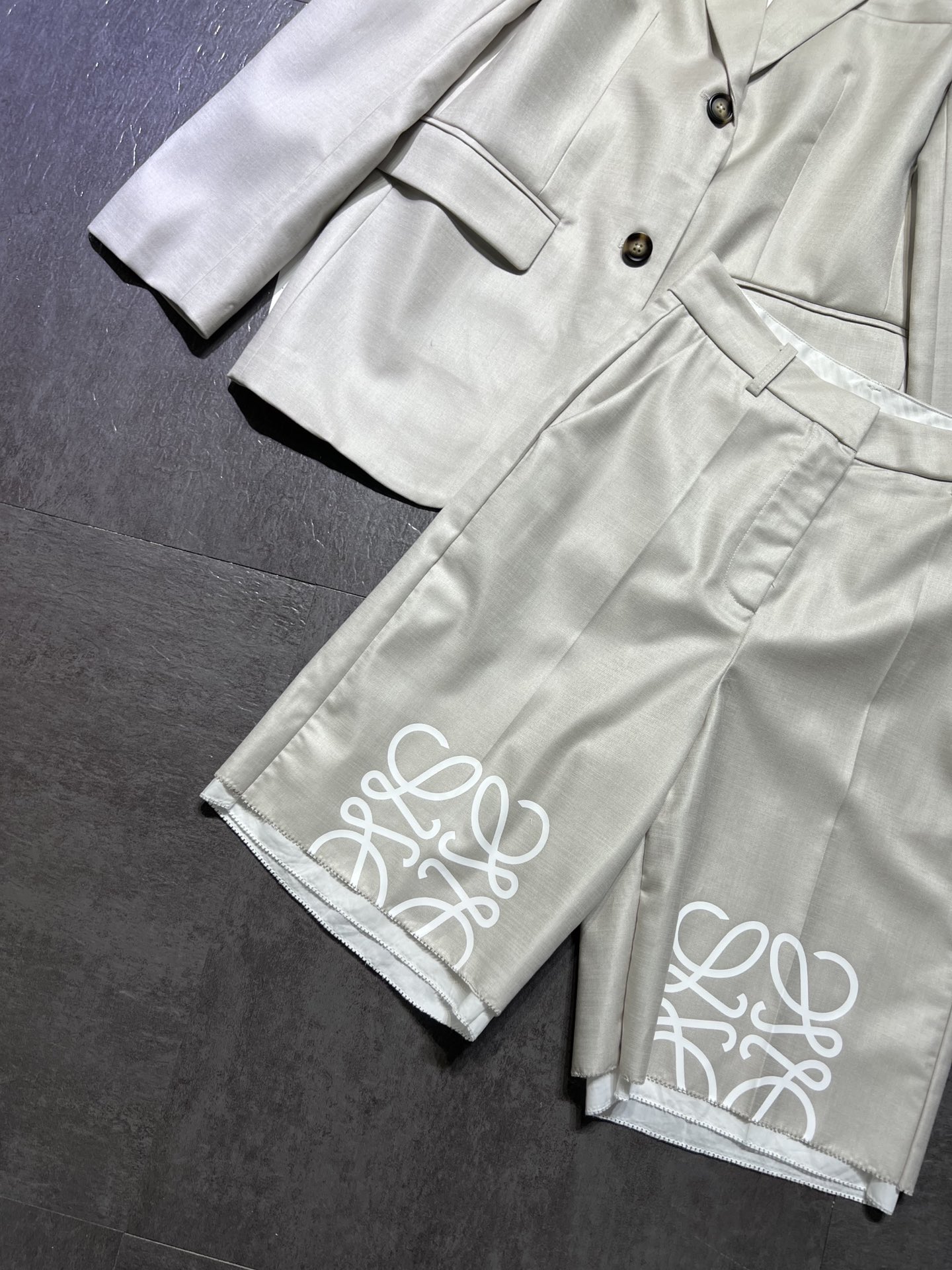 High-Quality Women’s Suit with Loew* Loi Wei 2024 Collection: Wool Jersey Shorts & Silk Details - 图片 3