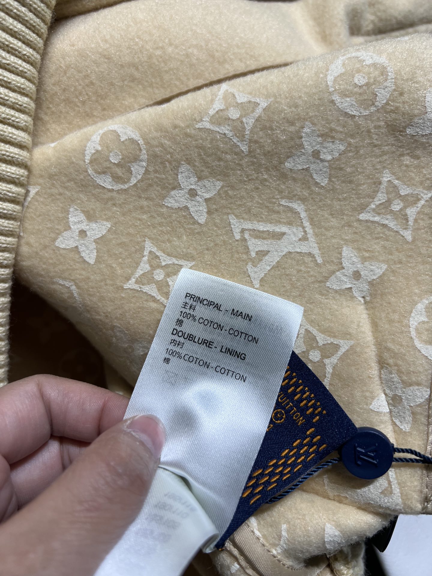 High-End Women’s Clothing: Louis Vuitton Jackets with Dust-Proof Sacks and Custom Details - 图片 8