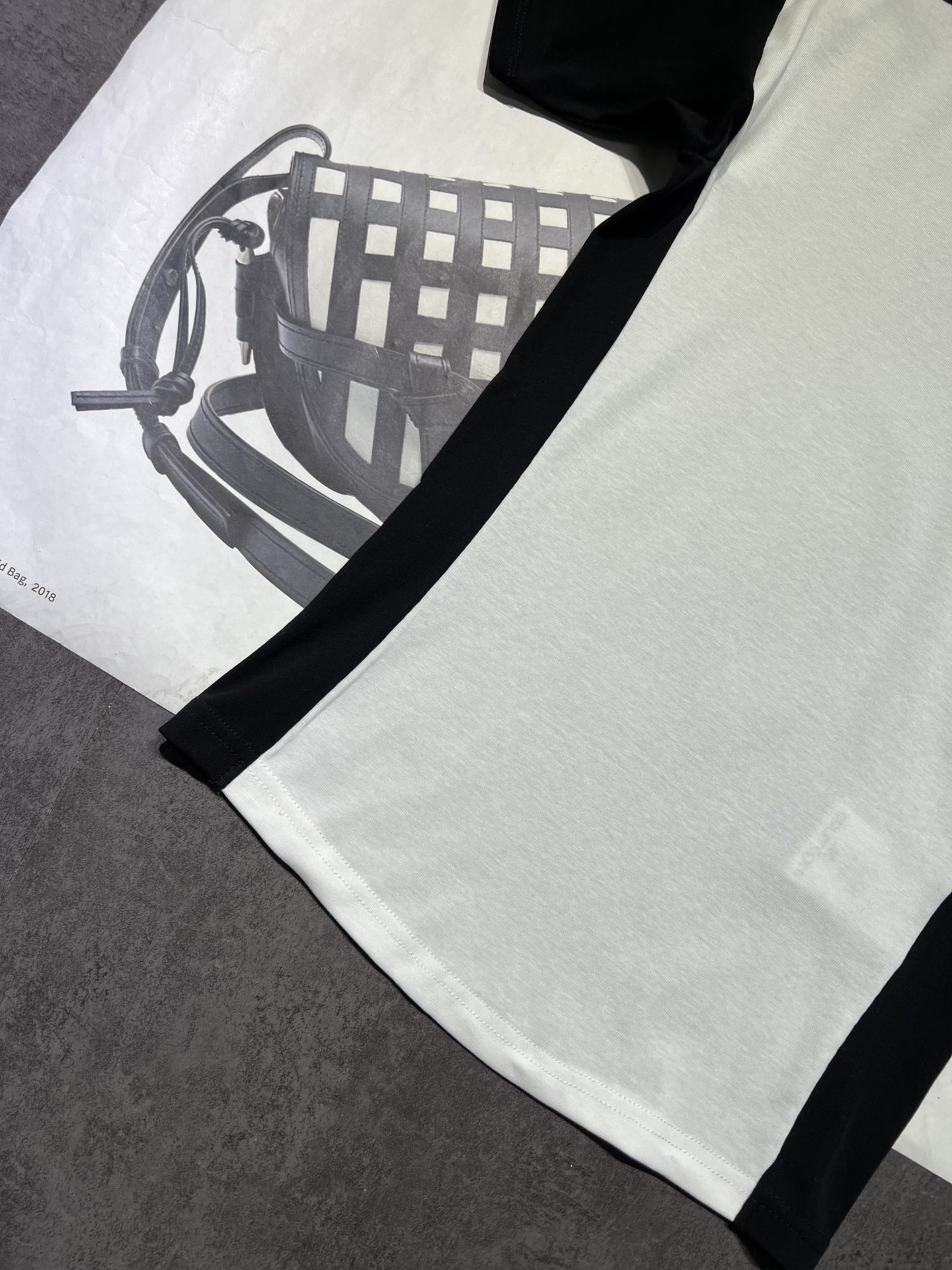 High-end Quality Women’s Clothes: COURREGE Black and White T-shirts with Customized Comfort Fabric - 图片 5