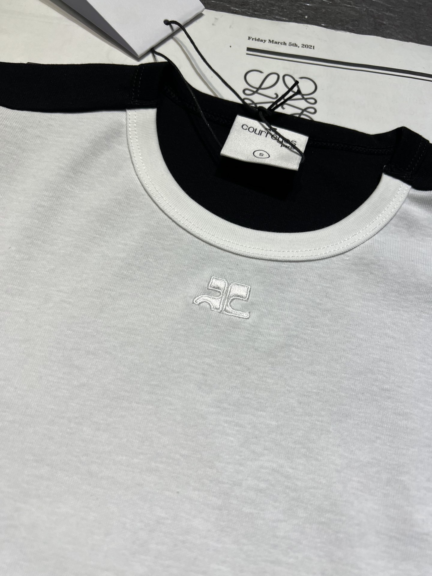 High-end Quality Women’s Clothes: COURREGE Black and White T-shirts with Customized Comfort Fabric - 图片 3