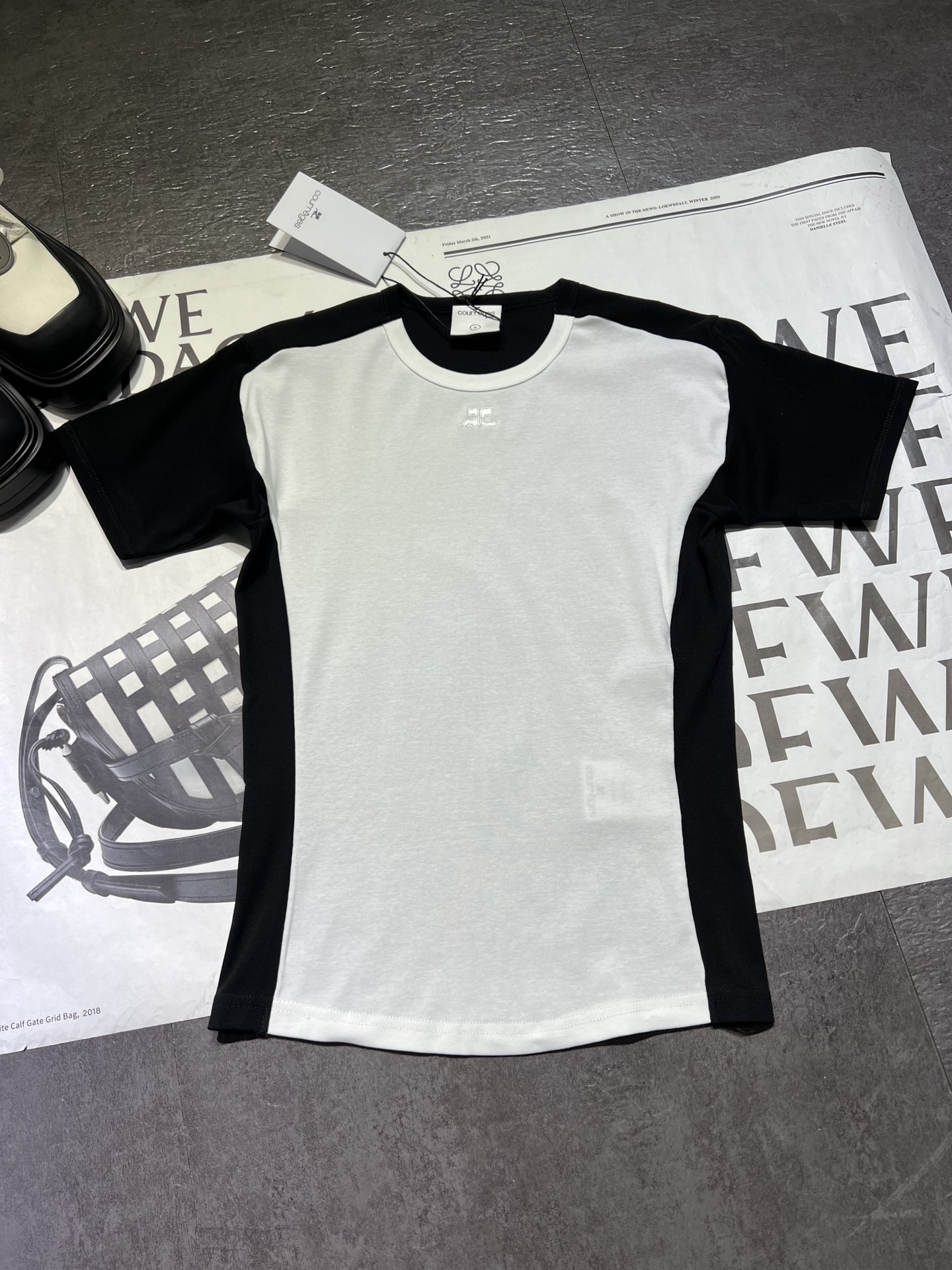 High-end Quality Women’s Clothes: COURREGE Black and White T-shirts with Customized Comfort Fabric