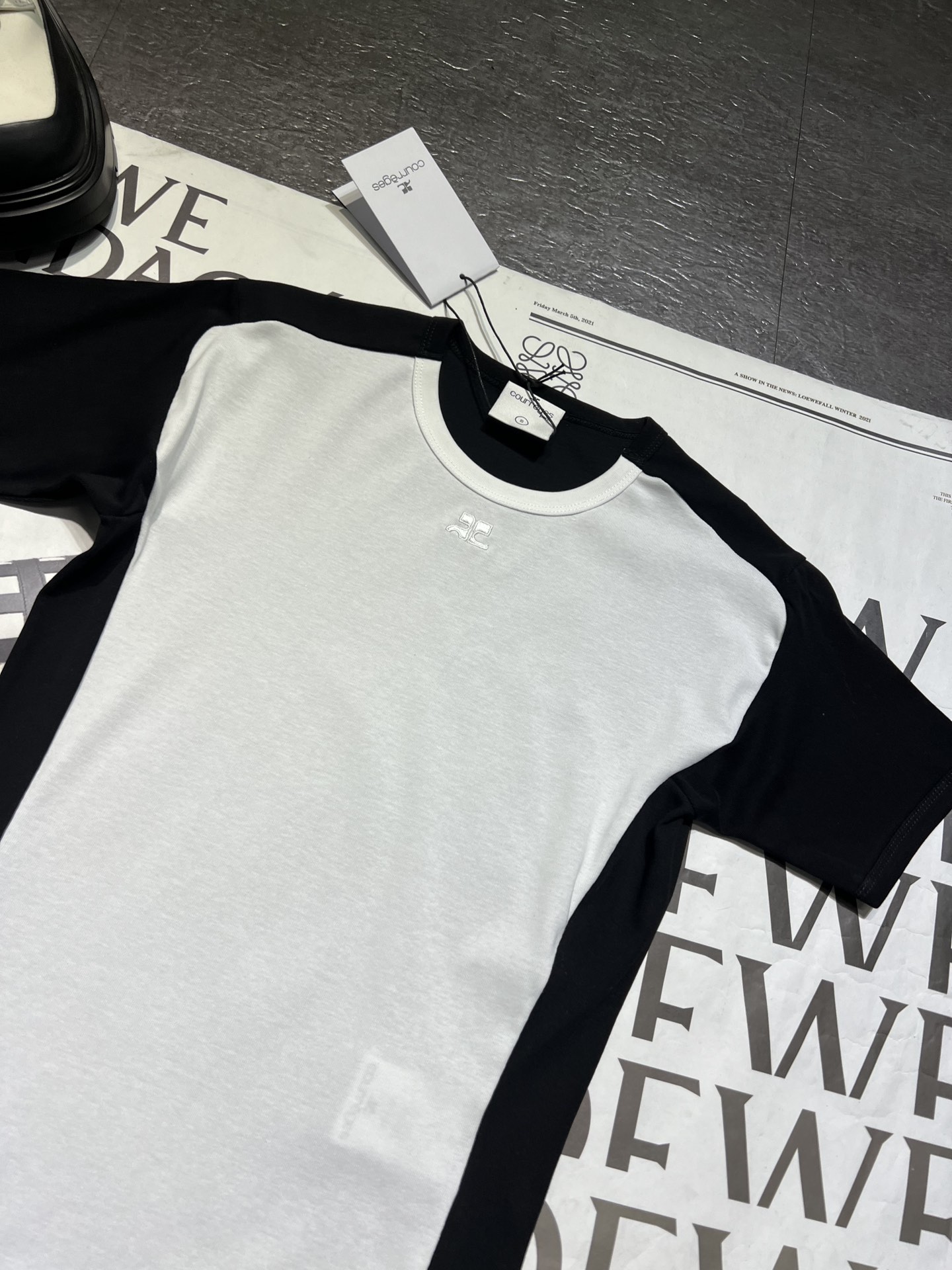 High-end Quality Women’s Clothes: COURREGE Black and White T-shirts with Customized Comfort Fabric - 图片 2