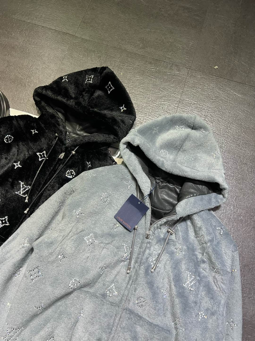 High-Quality Women’s Clothing with Dust-Proof Bags by Louis Weyden for 2025 Spring. - 图片 3
