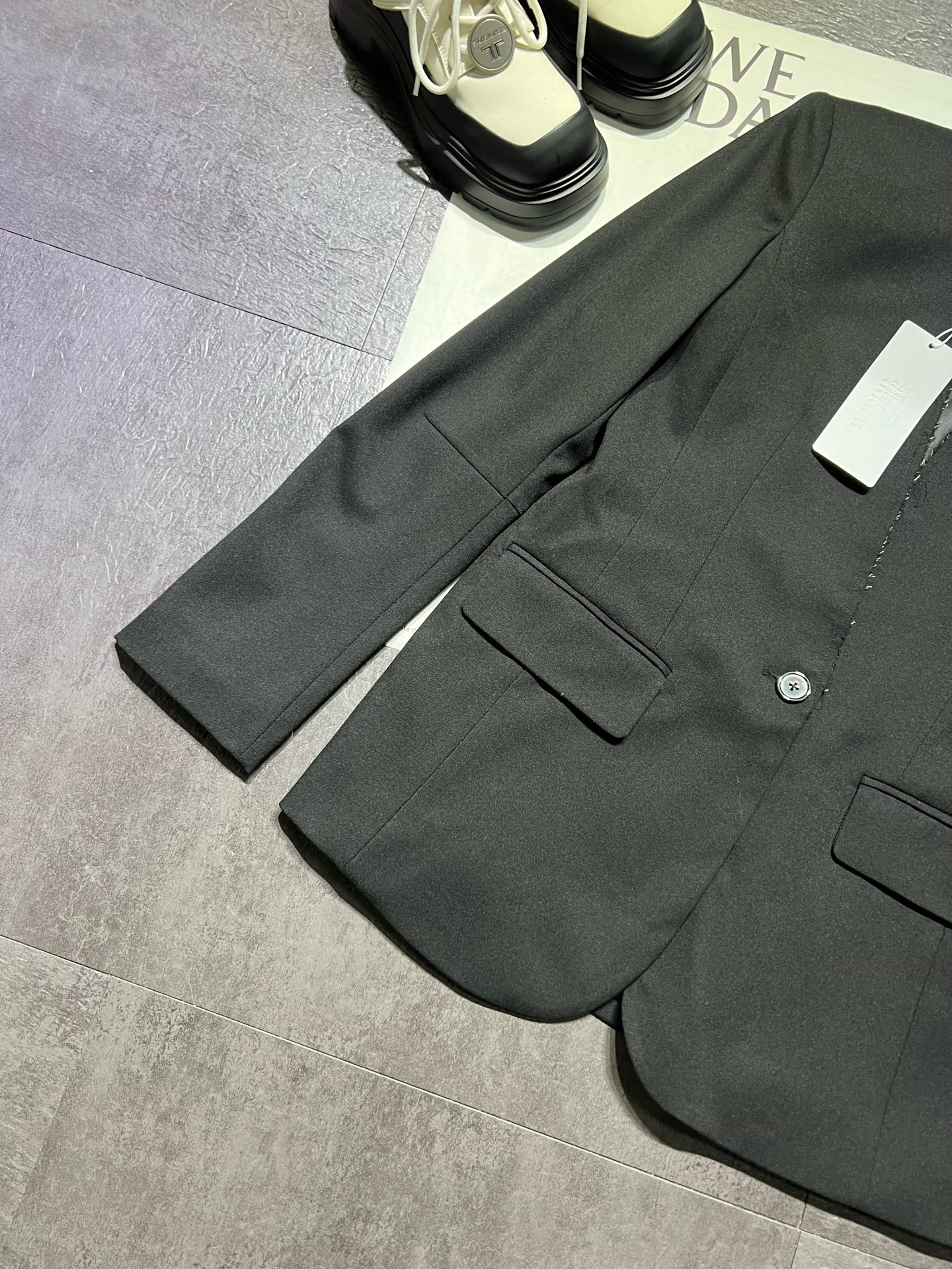 High-End Women’s Clothing: MM6 Uncollared Free-Riding Coats with Tailoring and Custom Waistlines - 图片 3