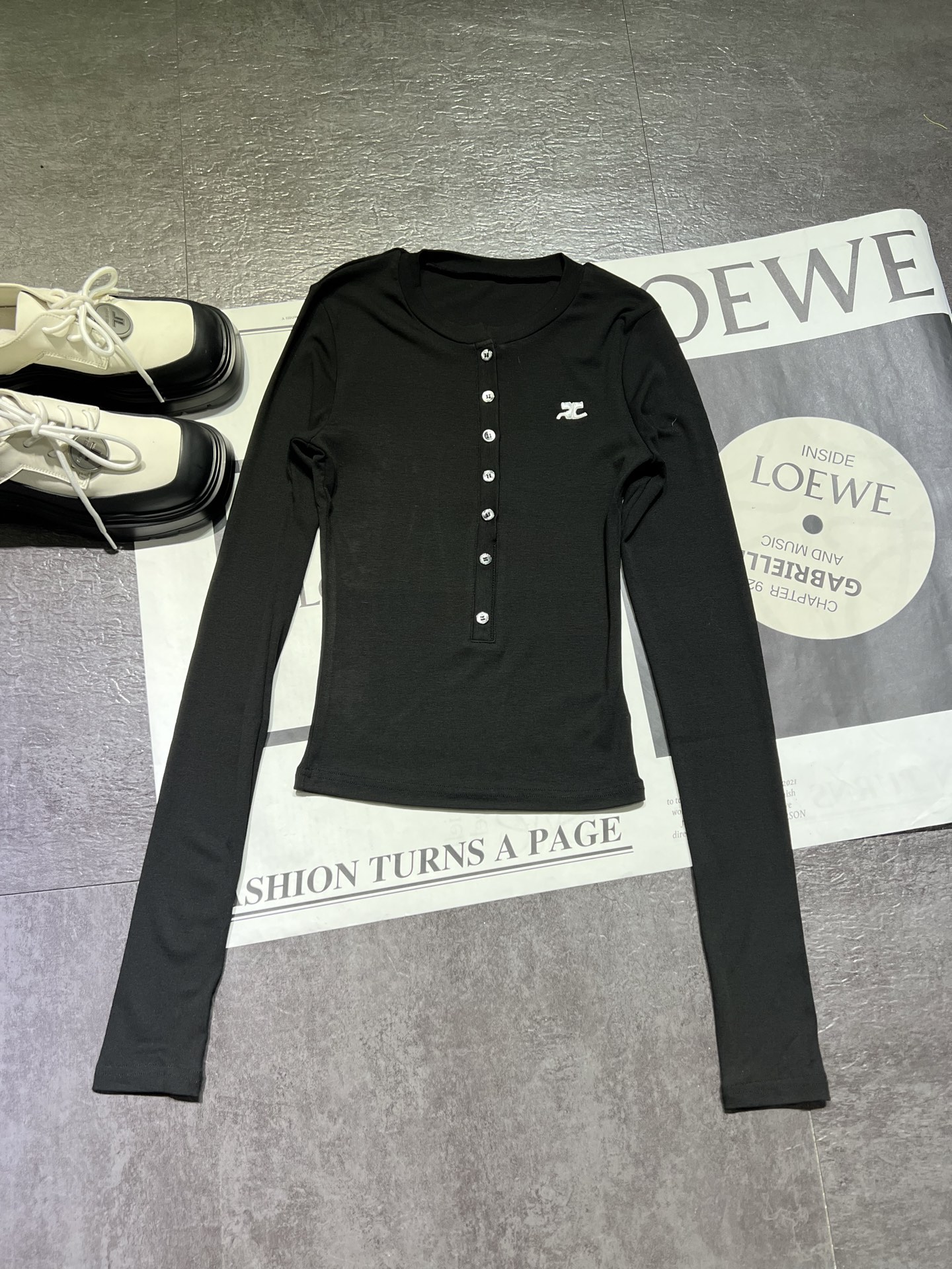 High-Quality Women’s Suit with Unique Half-Open Tie Button Design - 图片 3