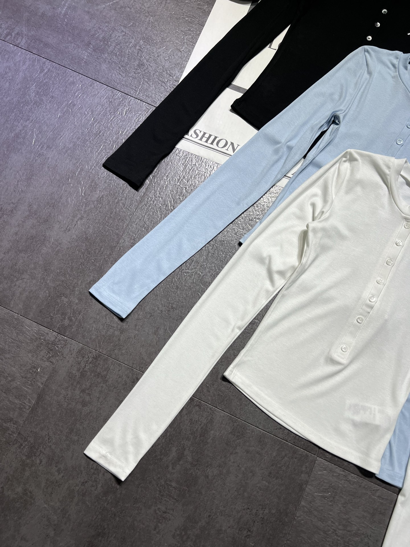 High-Quality Women’s Suit with Unique Half-Open Tie Button Design - 图片 5