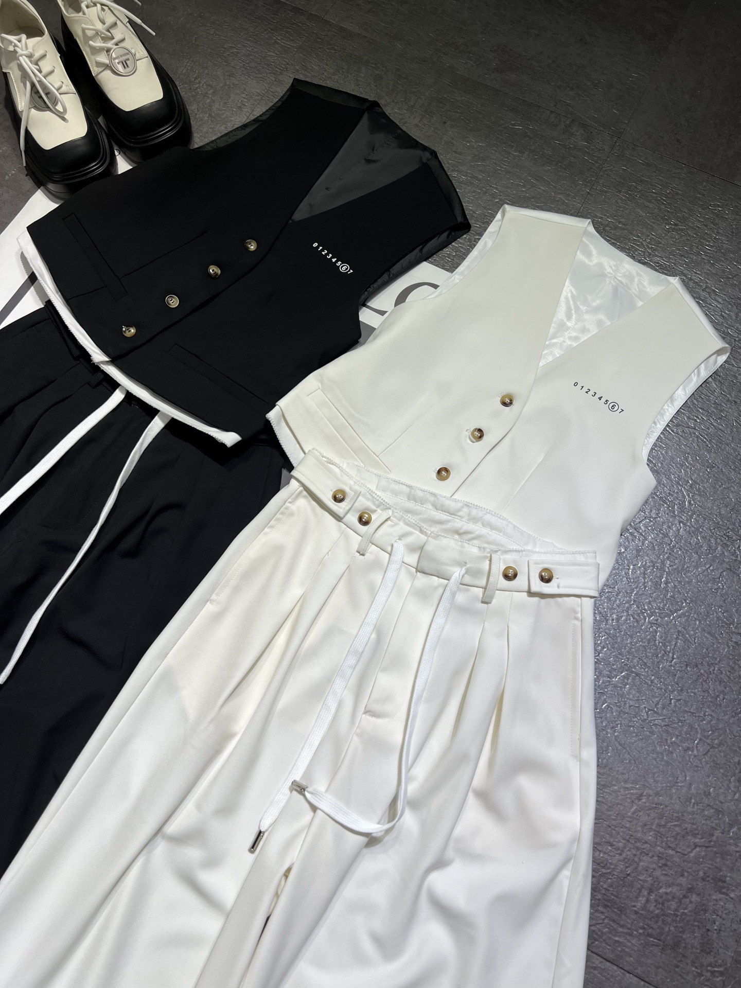 High-End Women’s Outfits with Classic Clean Form and Super Gold Details - 图片 2