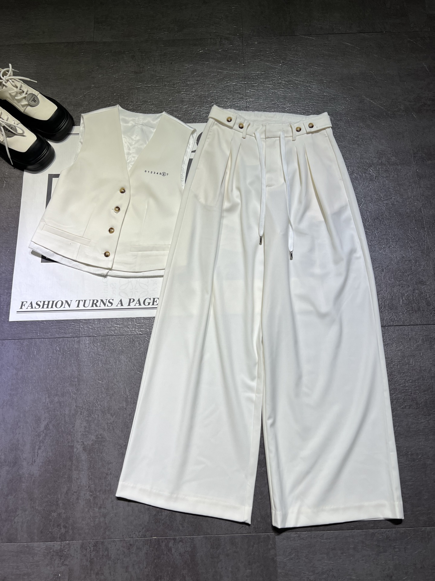 High-End Women’s Outfits with Classic Clean Form and Super Gold Details - 图片 4