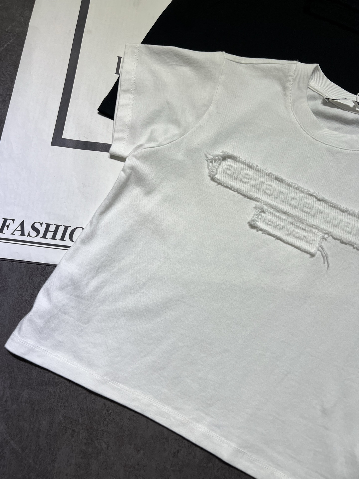 High-end Women’s Clothing: King Alexander Knit T-shirts with Original Design - 图片 5