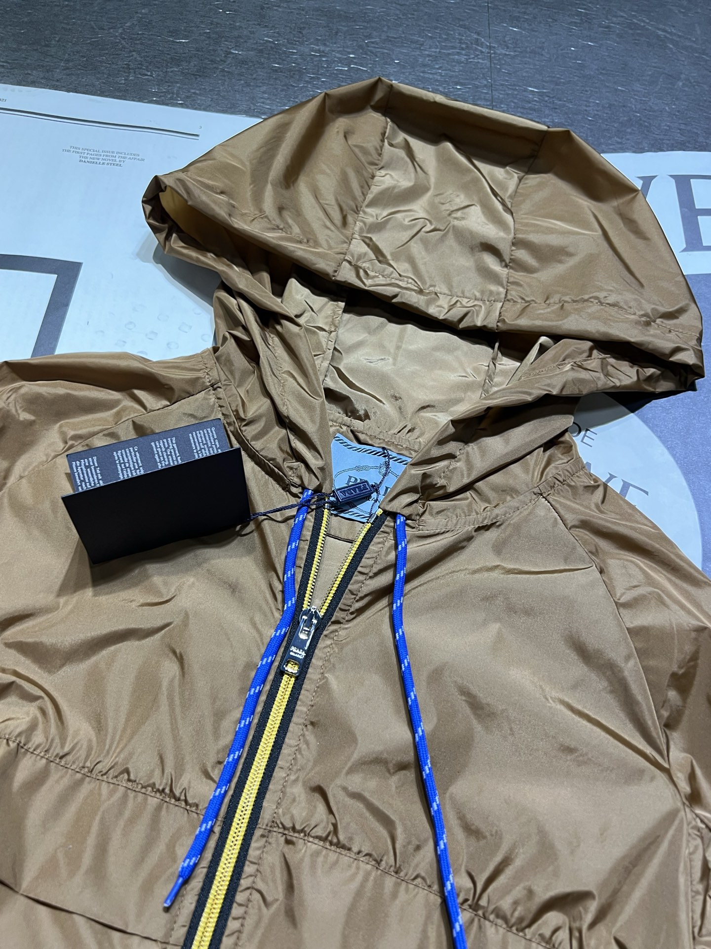 High-Quality Women’s Clothes Set: Prada Regenerative Nylon Jackets and Shorts in Beautiful Colors - 图片 7