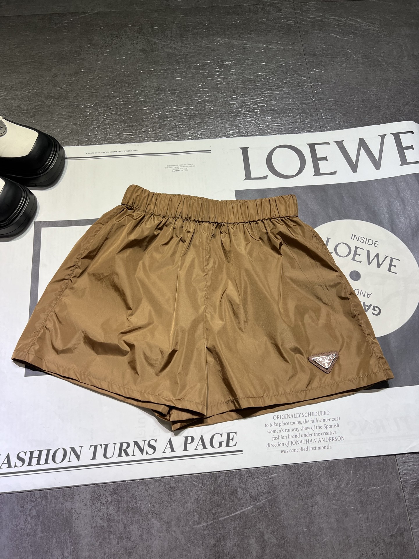 High-Quality Women’s Clothes Set: Prada Regenerative Nylon Jackets and Shorts in Beautiful Colors - 图片 4