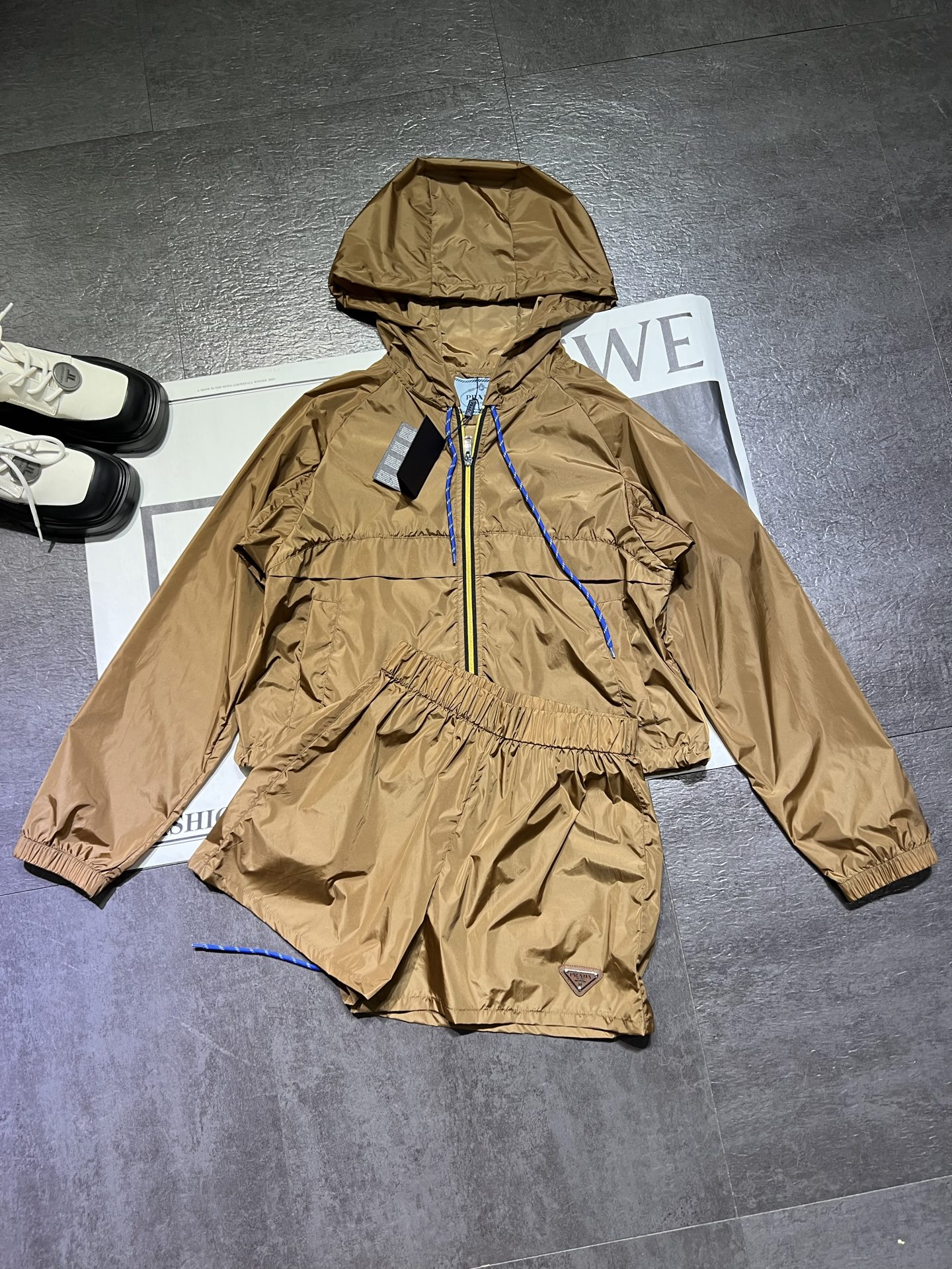 High-Quality Women’s Clothes Set: Prada Regenerative Nylon Jackets and Shorts in Beautiful Colors - 图片 1