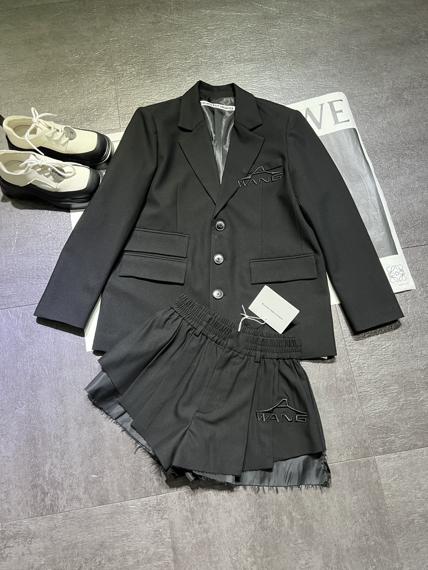 Stylish Single Hard-Core Women’s Suit by Alexander Wang: Packed with Originality - 图片 1