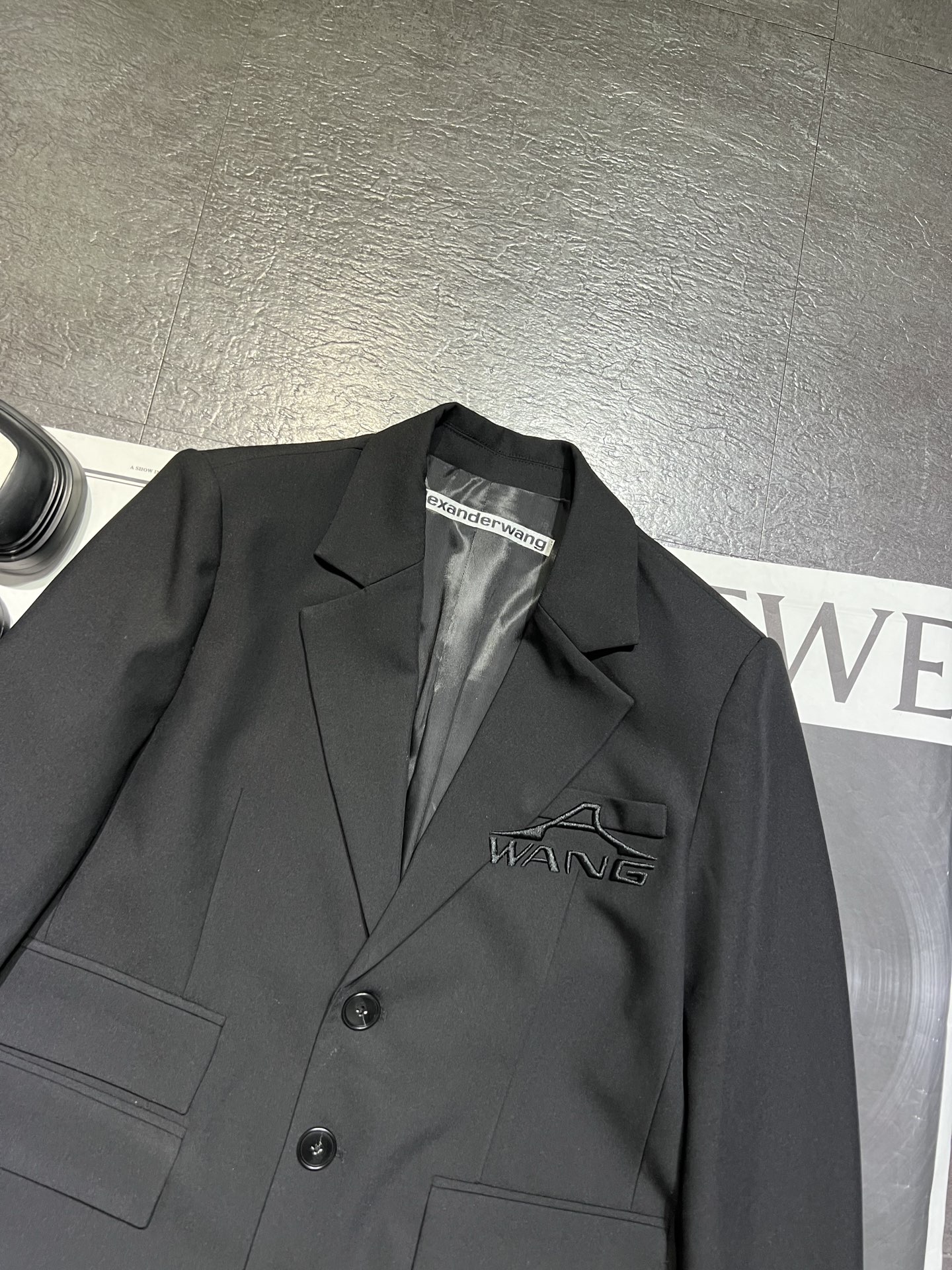 Stylish Single Hard-Core Women’s Suit by Alexander Wang: Packed with Originality - 图片 3