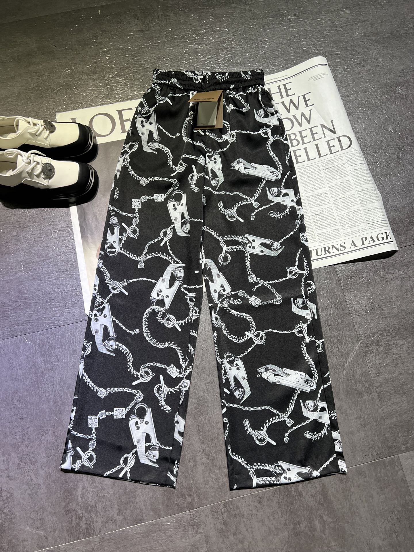 High-end Women’s Suit with Burberry Barbour Print, Super Thin and Comfortable Pants. - 图片 1