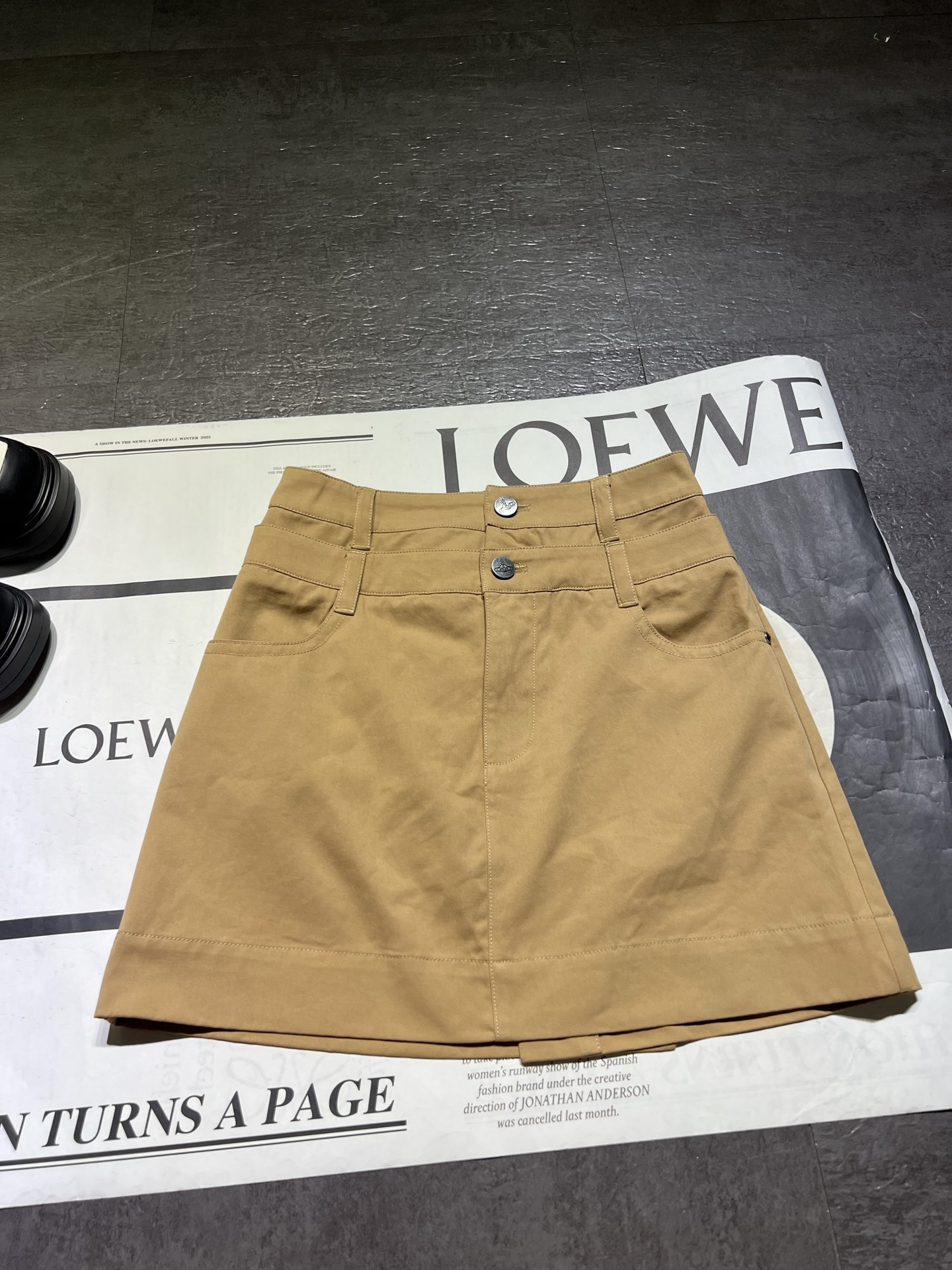 High Quality Women’s Clothes: Vivi Short Skirt and Saturn Double Waist Design - 图片 4