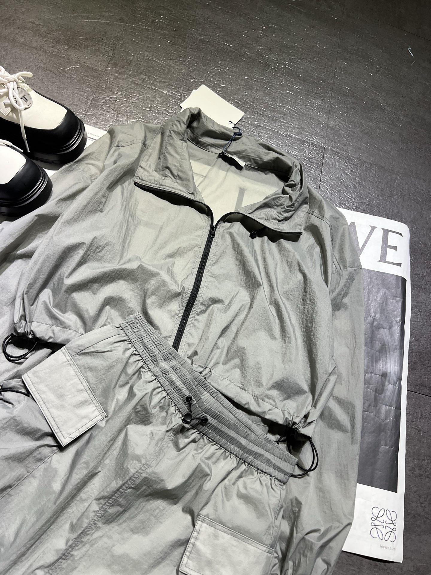 Stylish Women’s Suit by Mo&Co with Oyangana’s Sunset Dress: Light Fabric, Superb Look - 图片 2