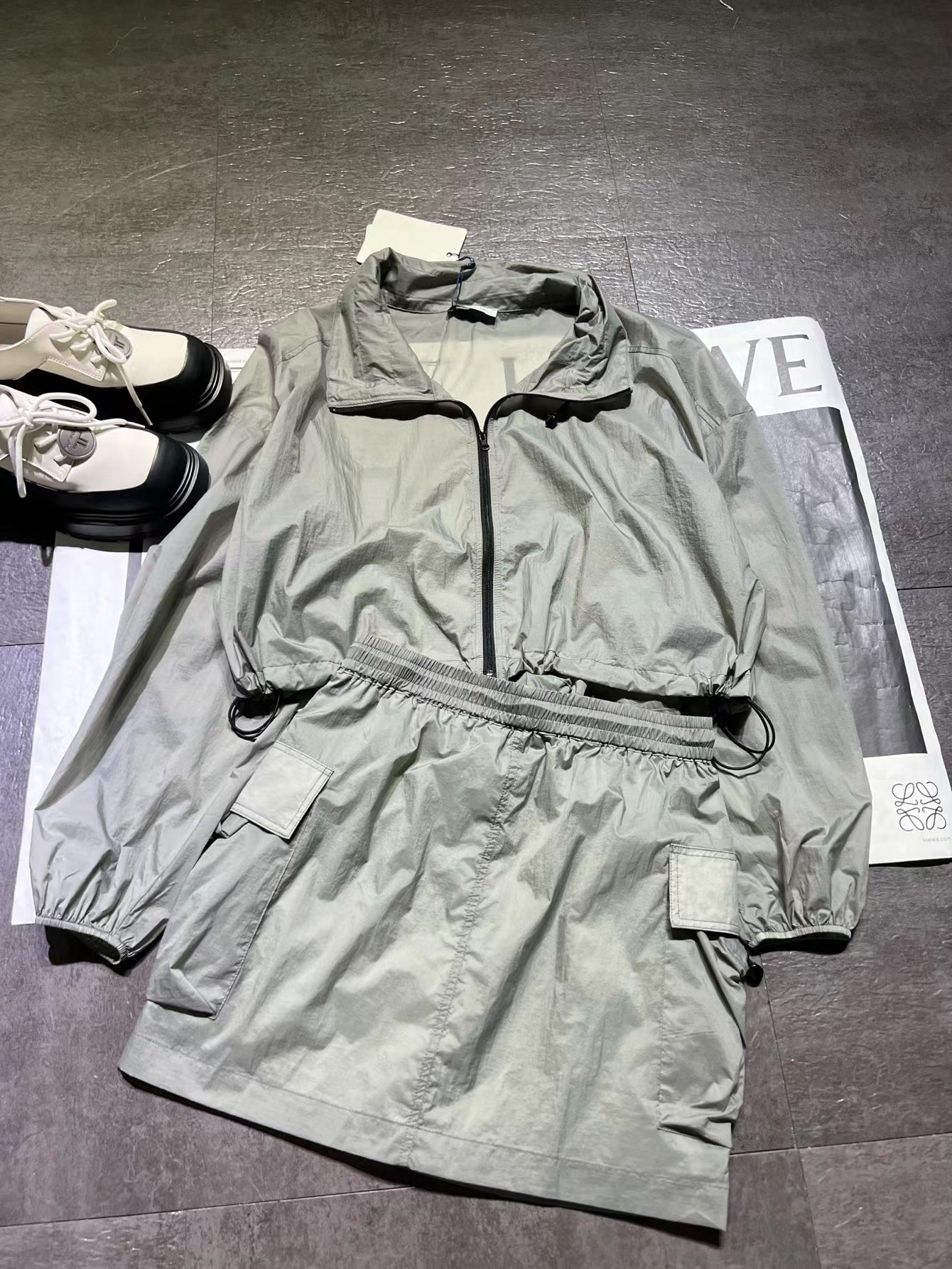 Stylish Women’s Suit by Mo&Co with Oyangana’s Sunset Dress: Light Fabric, Superb Look - 图片 6