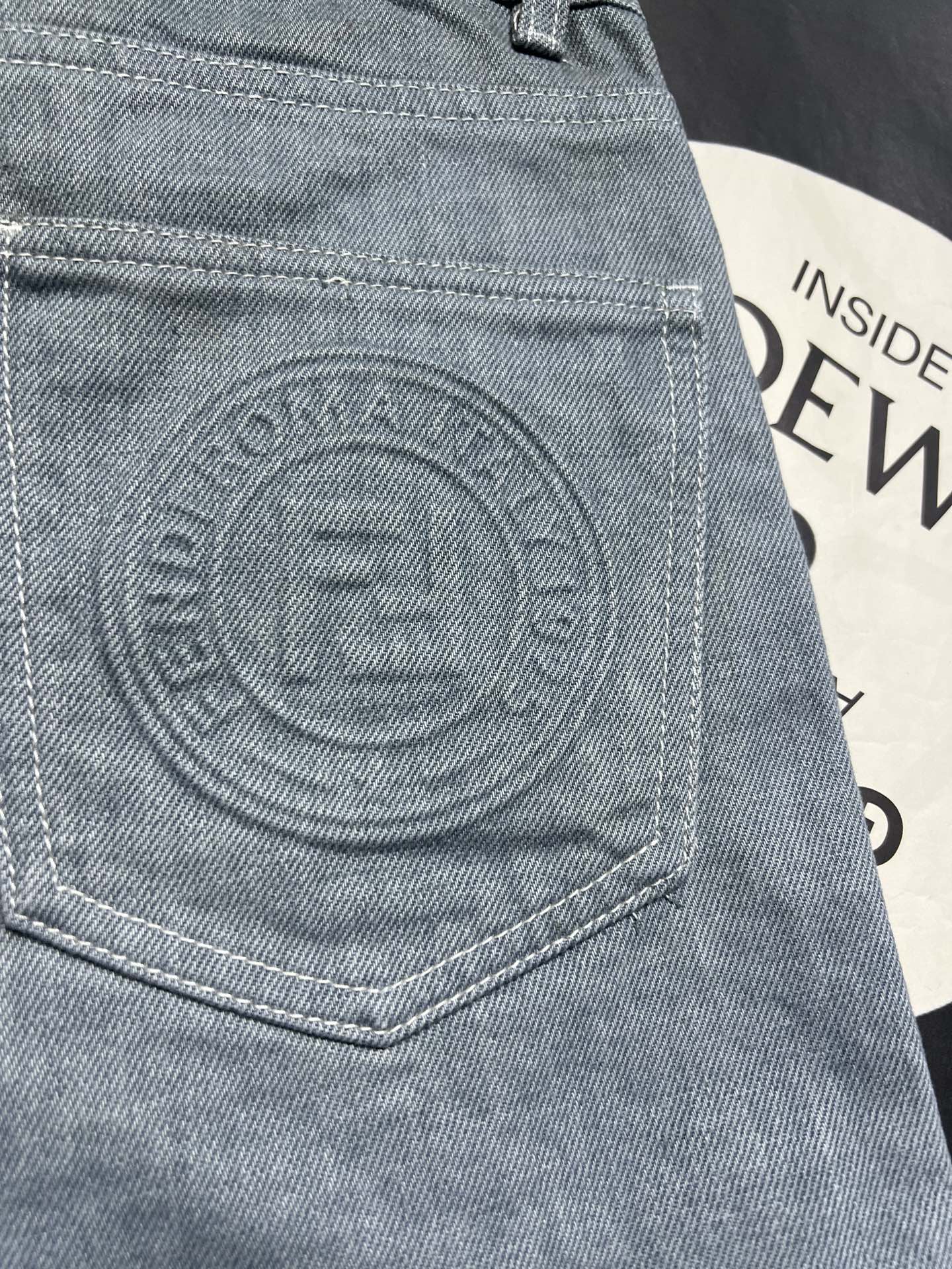 High-Quality Women’s Suit and Fendi’s Light Blue Horn Bag for Spring/Summer 2025 - 图片 7