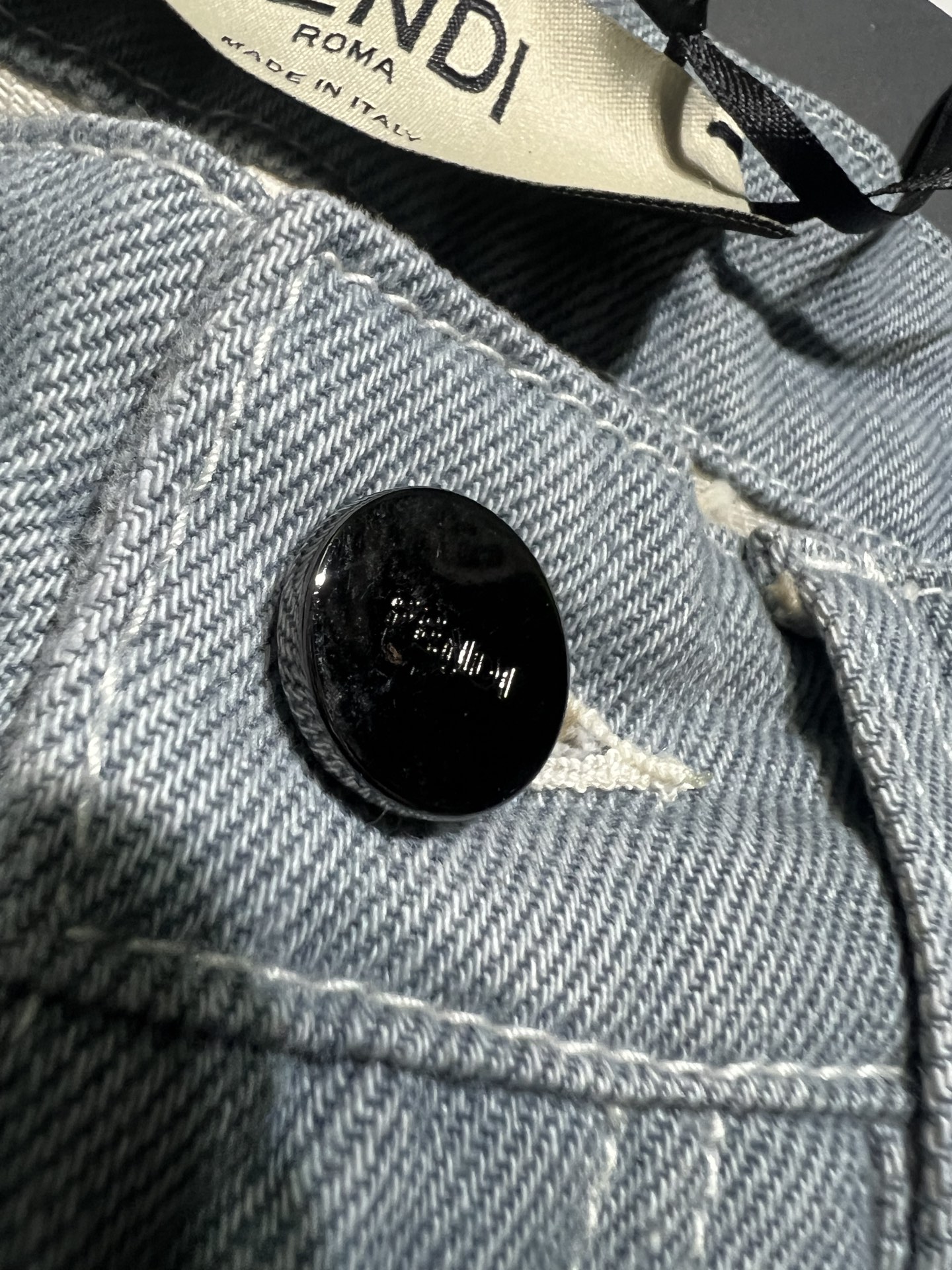 High-Quality Women’s Suit and Fendi’s Light Blue Horn Bag for Spring/Summer 2025 - 图片 6