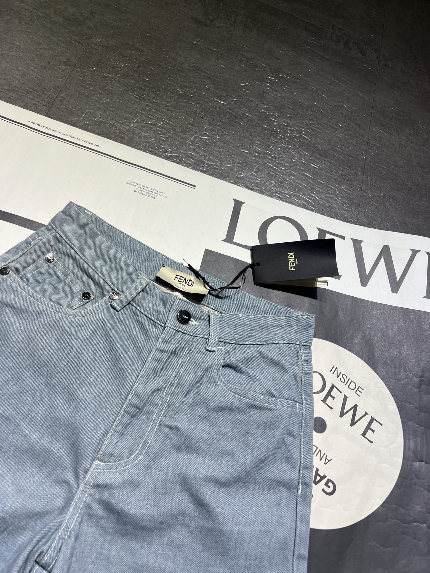 High-Quality Women’s Suit and Fendi’s Light Blue Horn Bag for Spring/Summer 2025 - 图片 2