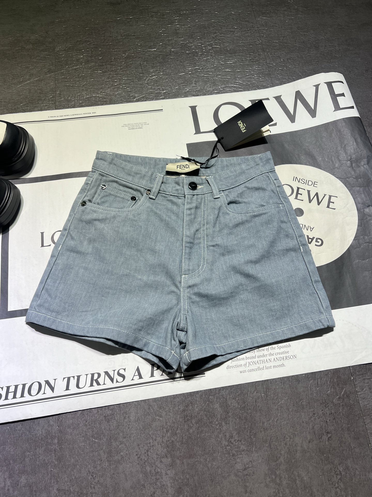 High-Quality Women’s Suit and Fendi’s Light Blue Horn Bag for Spring/Summer 2025 - 图片 1