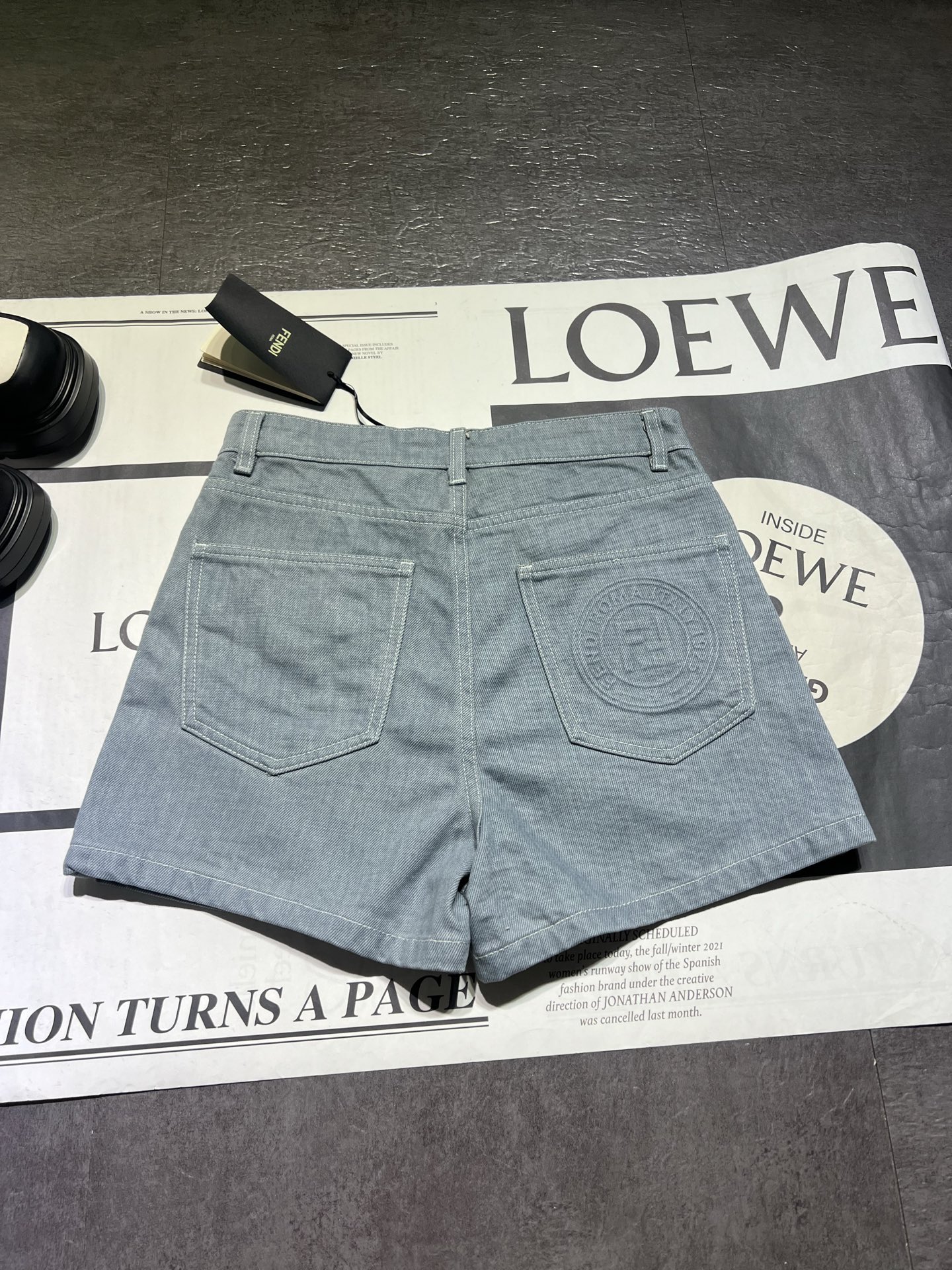 High-Quality Women’s Suit and Fendi’s Light Blue Horn Bag for Spring/Summer 2025 - 图片 4