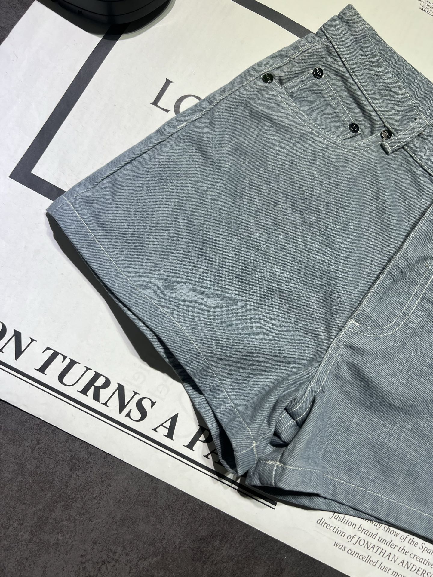 High-Quality Women’s Suit and Fendi’s Light Blue Horn Bag for Spring/Summer 2025 - 图片 3