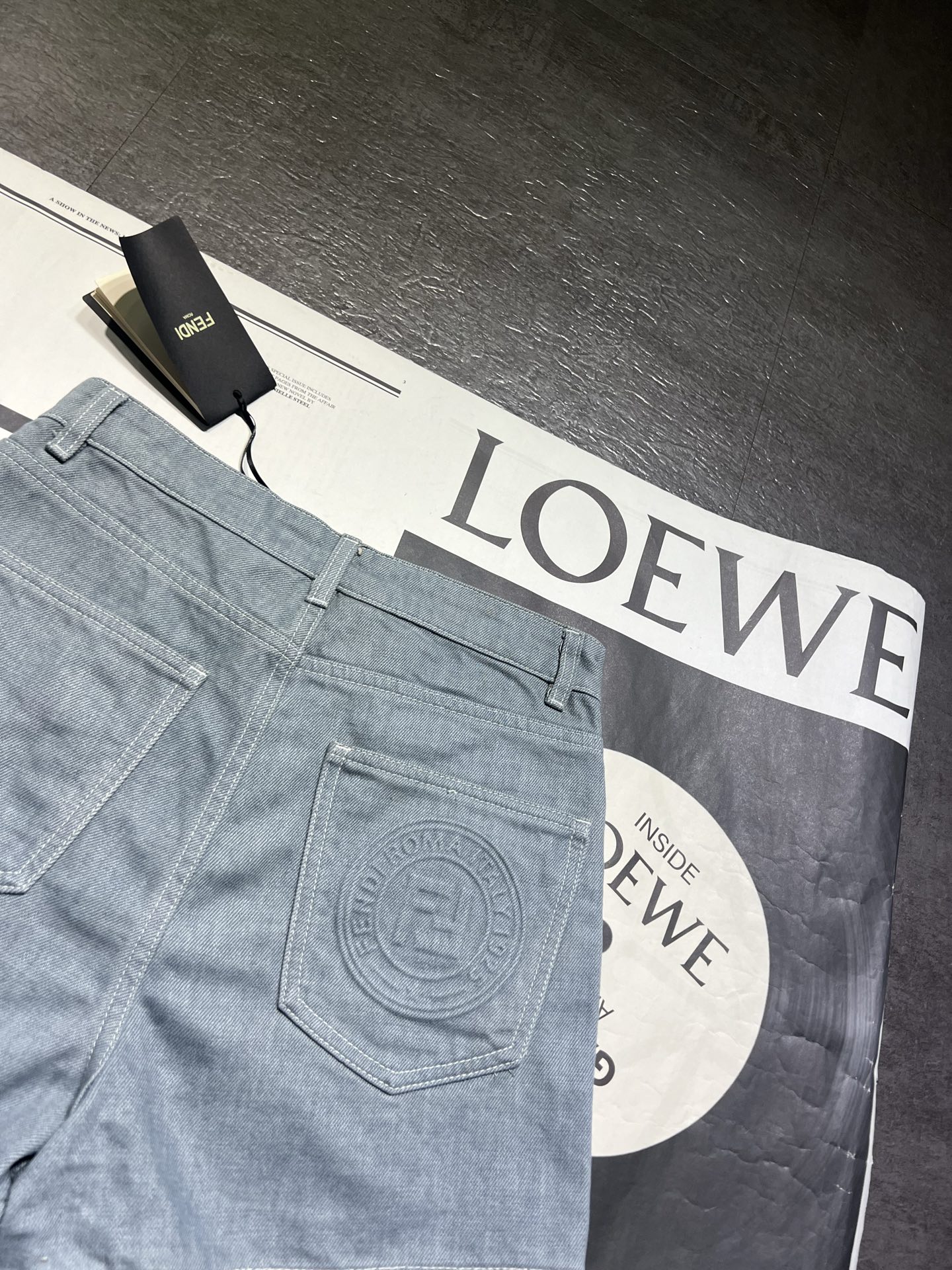 High-Quality Women’s Suit and Fendi’s Light Blue Horn Bag for Spring/Summer 2025 - 图片 5