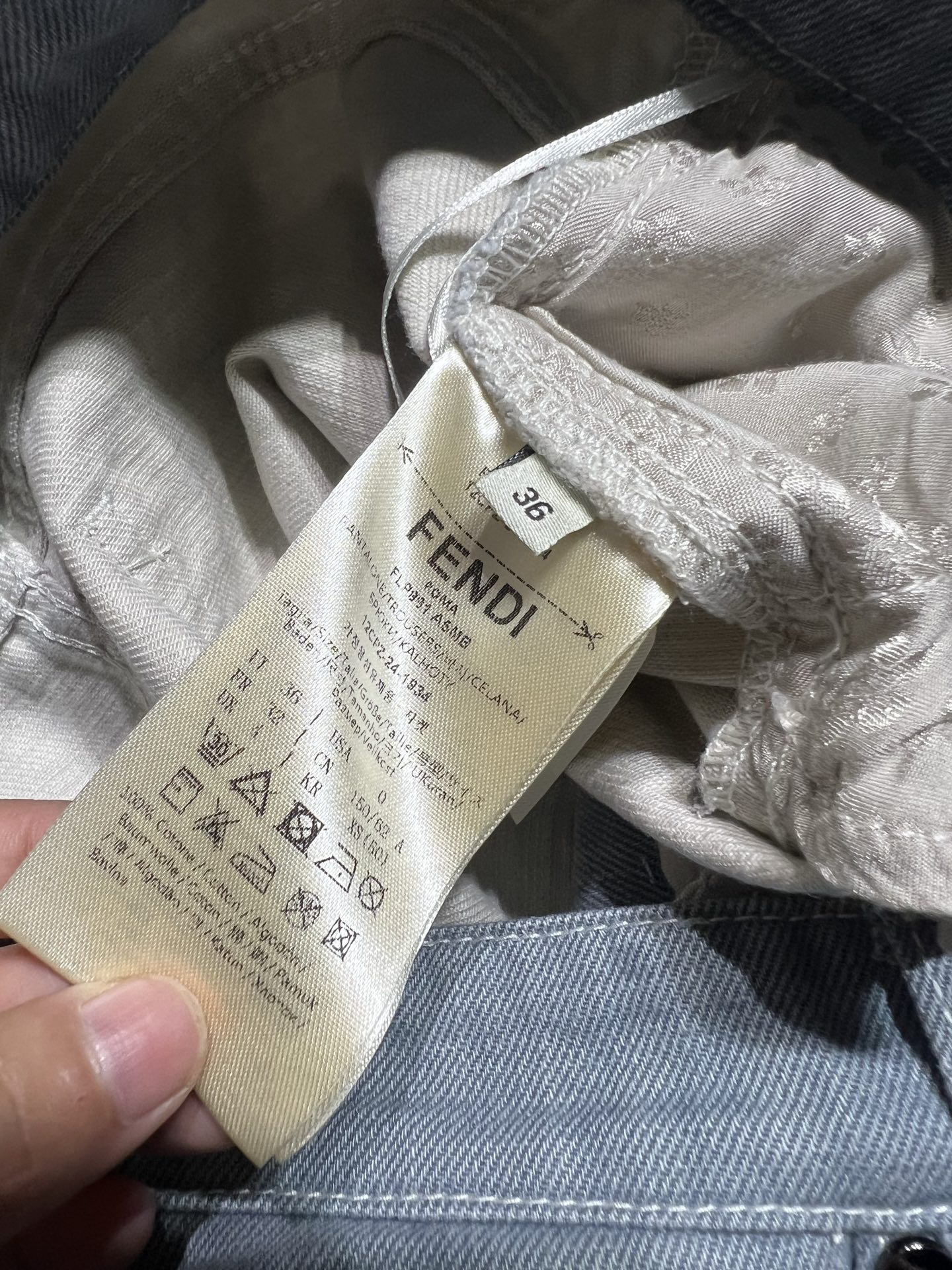 High-Quality Women’s Suit and Fendi’s Light Blue Horn Bag for Spring/Summer 2025 - 图片 8