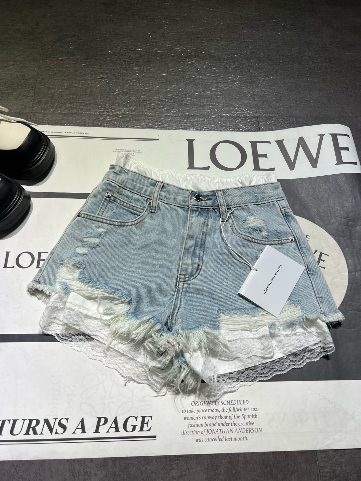 “High-Quality Women’s Suit: Fake Laced Shorts, Structural Designs, Cosmobilization, Irregularly Hairy, Two-Colored, High-Waist Style” - 图片 3