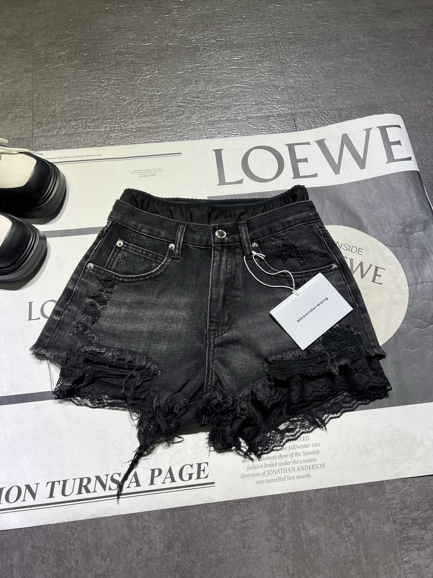“High-Quality Women’s Suit: Fake Laced Shorts, Structural Designs, Cosmobilization, Irregularly Hairy, Two-Colored, High-Waist Style” - 图片 2