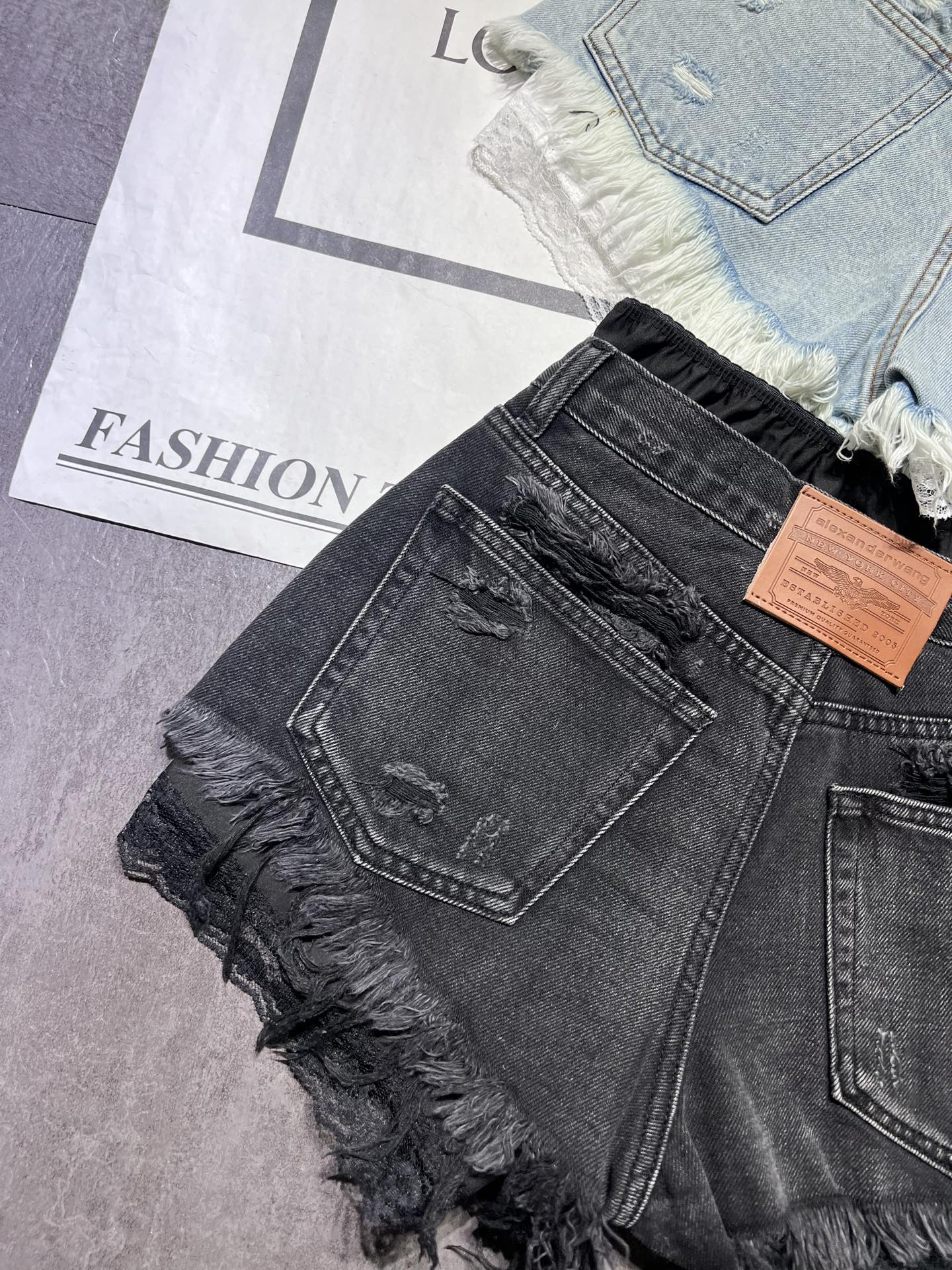 “High-Quality Women’s Suit: Fake Laced Shorts, Structural Designs, Cosmobilization, Irregularly Hairy, Two-Colored, High-Waist Style” - 图片 4