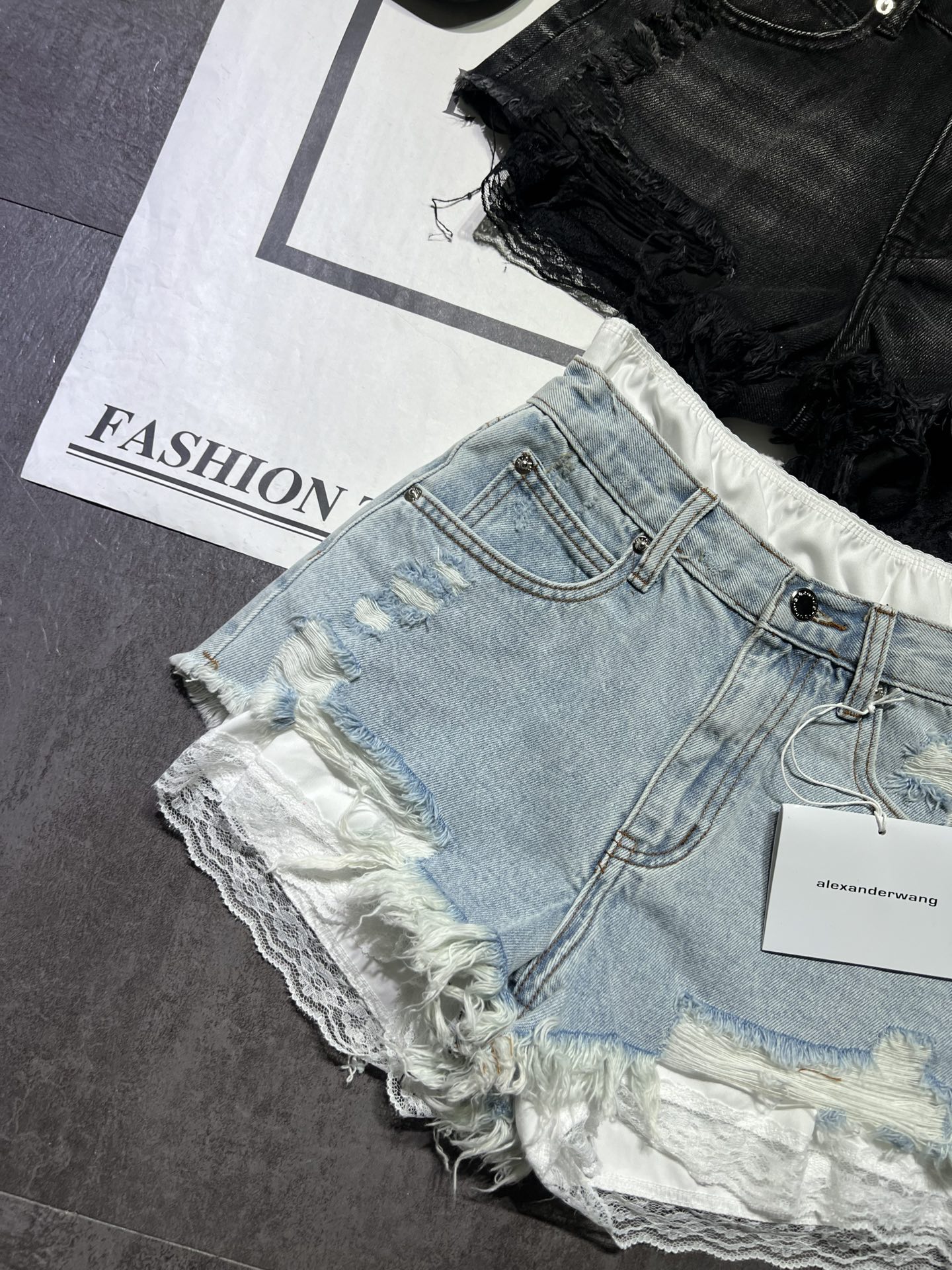 “High-Quality Women’s Suit: Fake Laced Shorts, Structural Designs, Cosmobilization, Irregularly Hairy, Two-Colored, High-Waist Style” - 图片 7