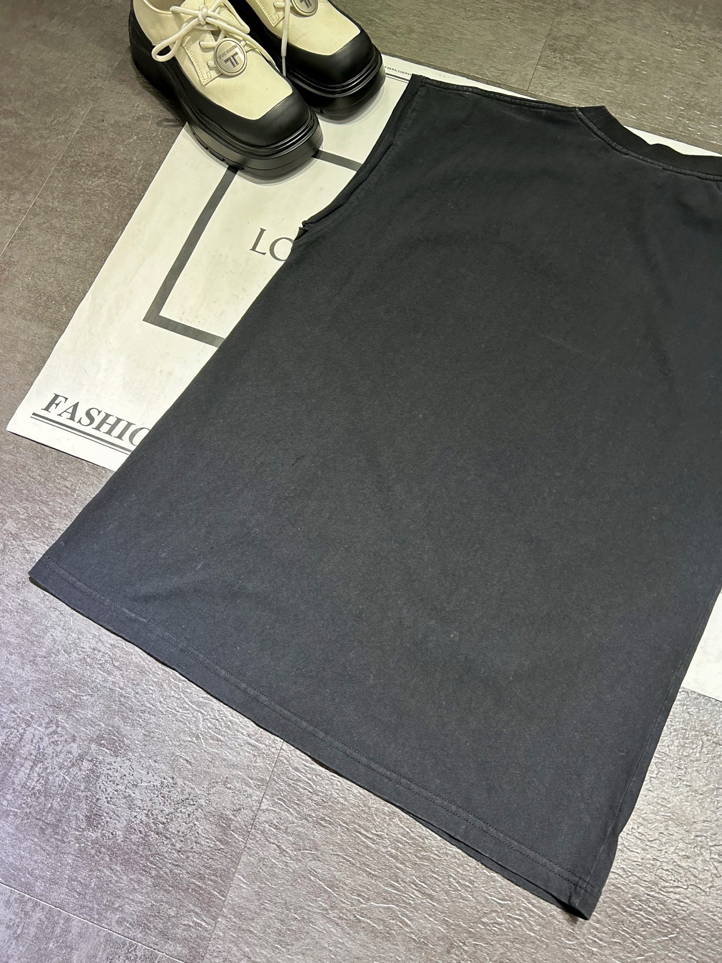 “High-Quality Women’s Clothes: City of Angels T-Shirt, Same-Sex, Large, Hand-Held, Cash” - 图片 6