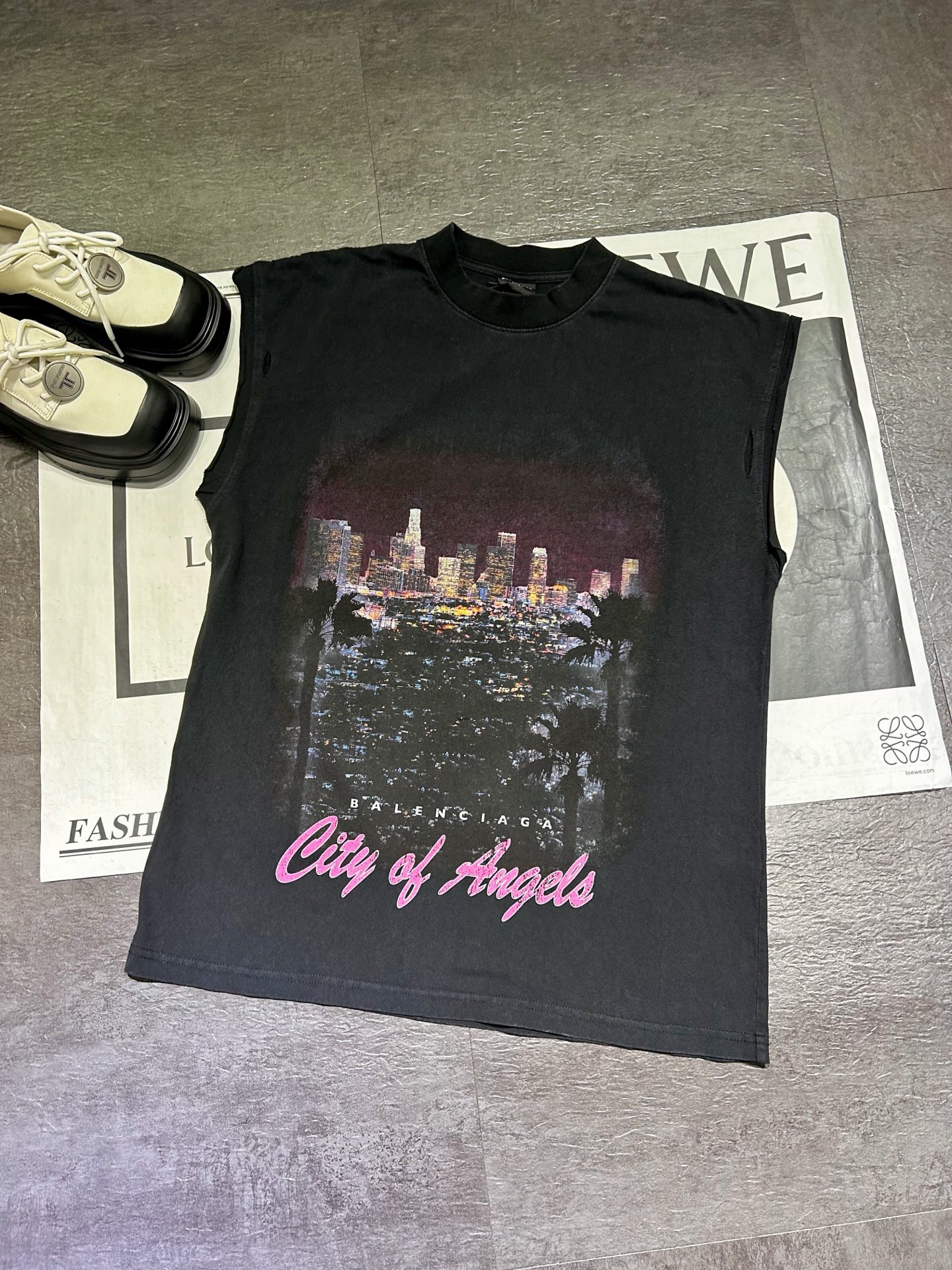 “High-Quality Women’s Clothes: City of Angels T-Shirt, Same-Sex, Large, Hand-Held, Cash” - 图片 1