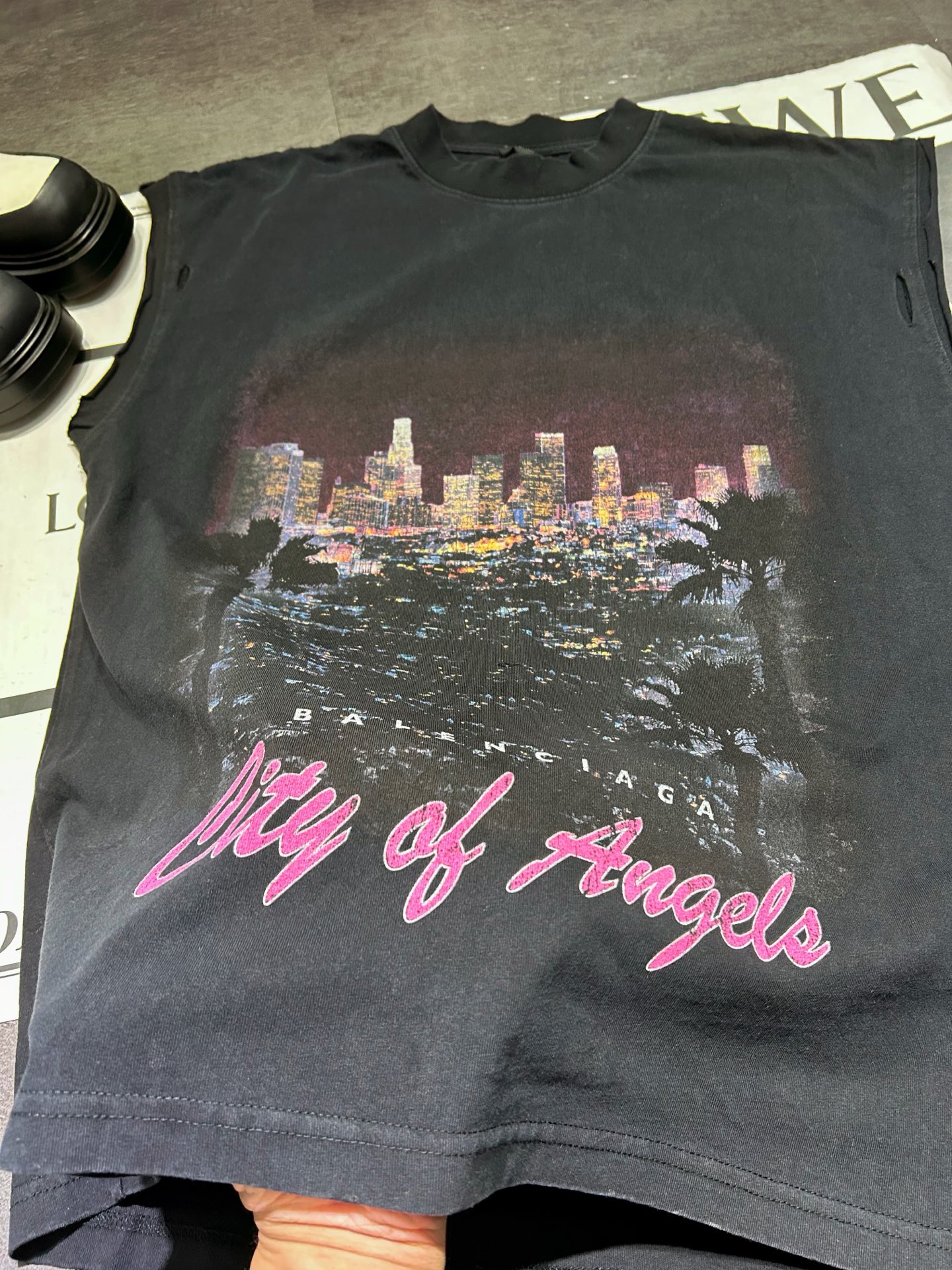 “High-Quality Women’s Clothes: City of Angels T-Shirt, Same-Sex, Large, Hand-Held, Cash” - 图片 4