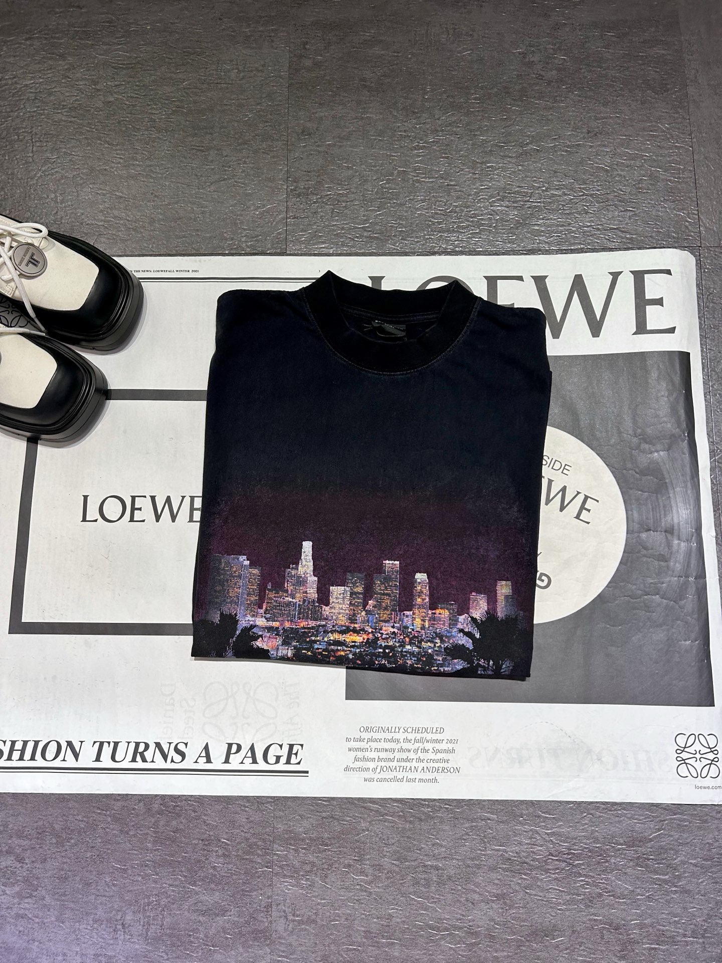 “High-Quality Women’s Clothes: City of Angels T-Shirt, Same-Sex, Large, Hand-Held, Cash” - 图片 7