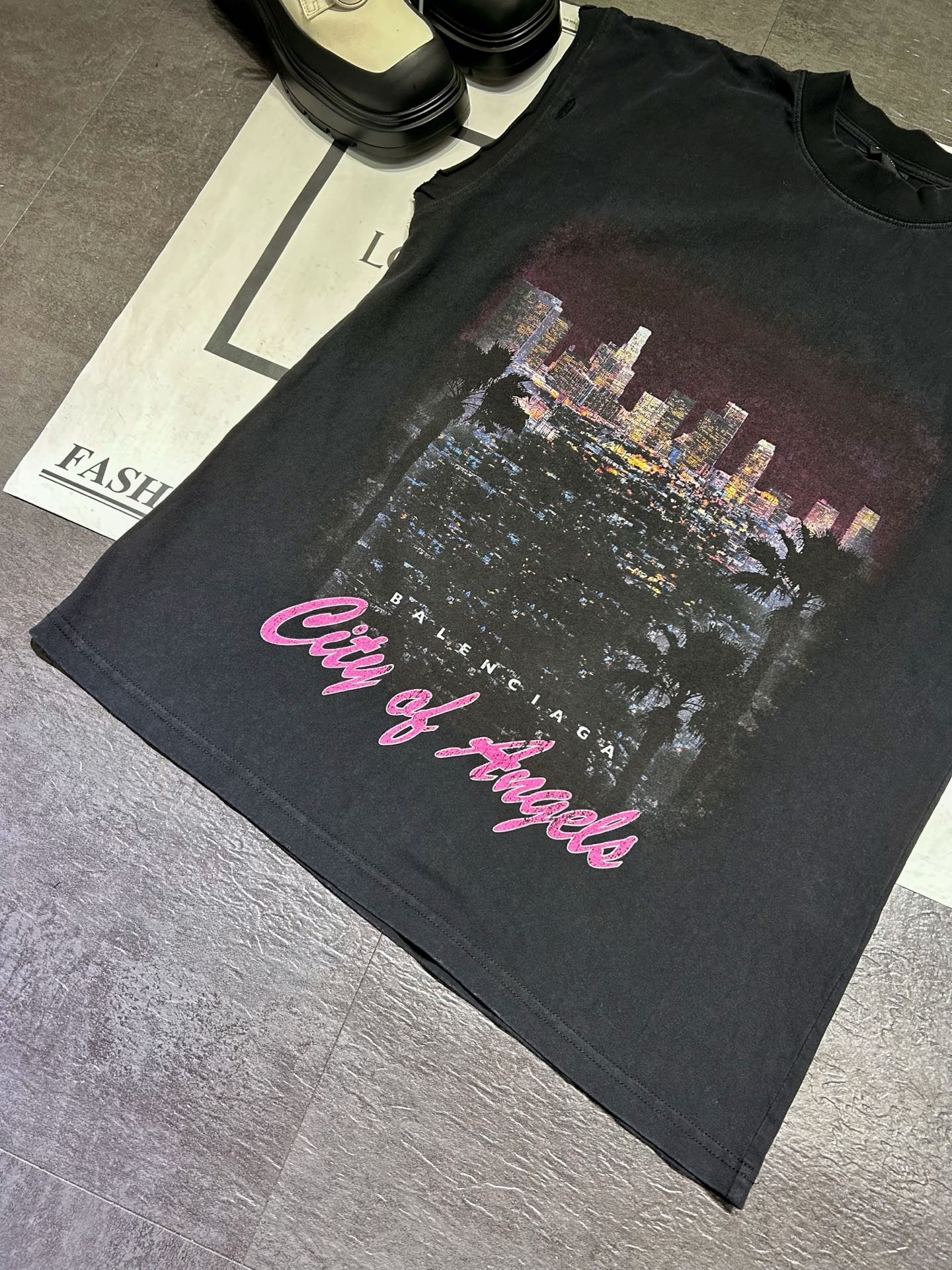 “High-Quality Women’s Clothes: City of Angels T-Shirt, Same-Sex, Large, Hand-Held, Cash” - 图片 3