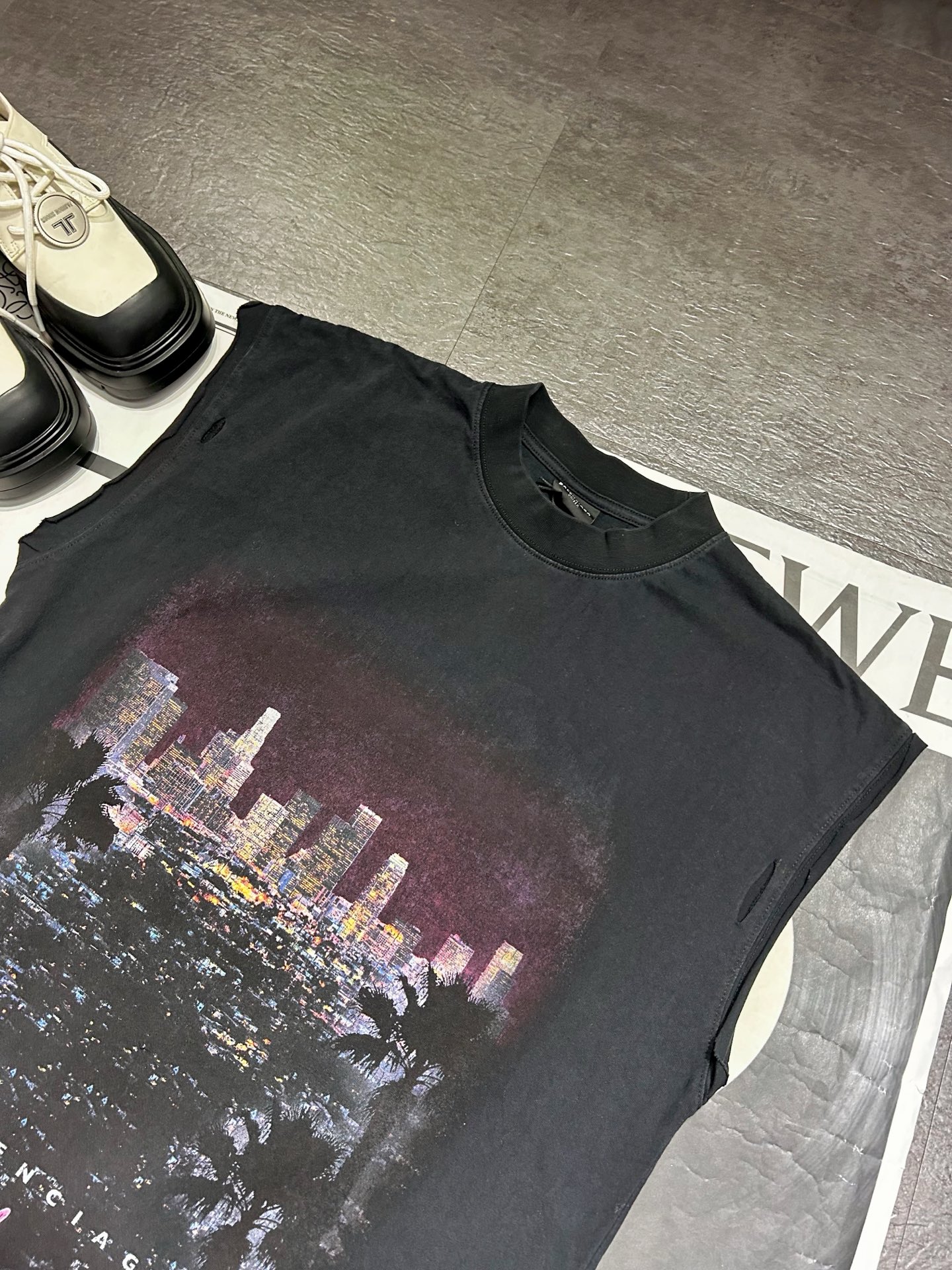“High-Quality Women’s Clothes: City of Angels T-Shirt, Same-Sex, Large, Hand-Held, Cash” - 图片 2