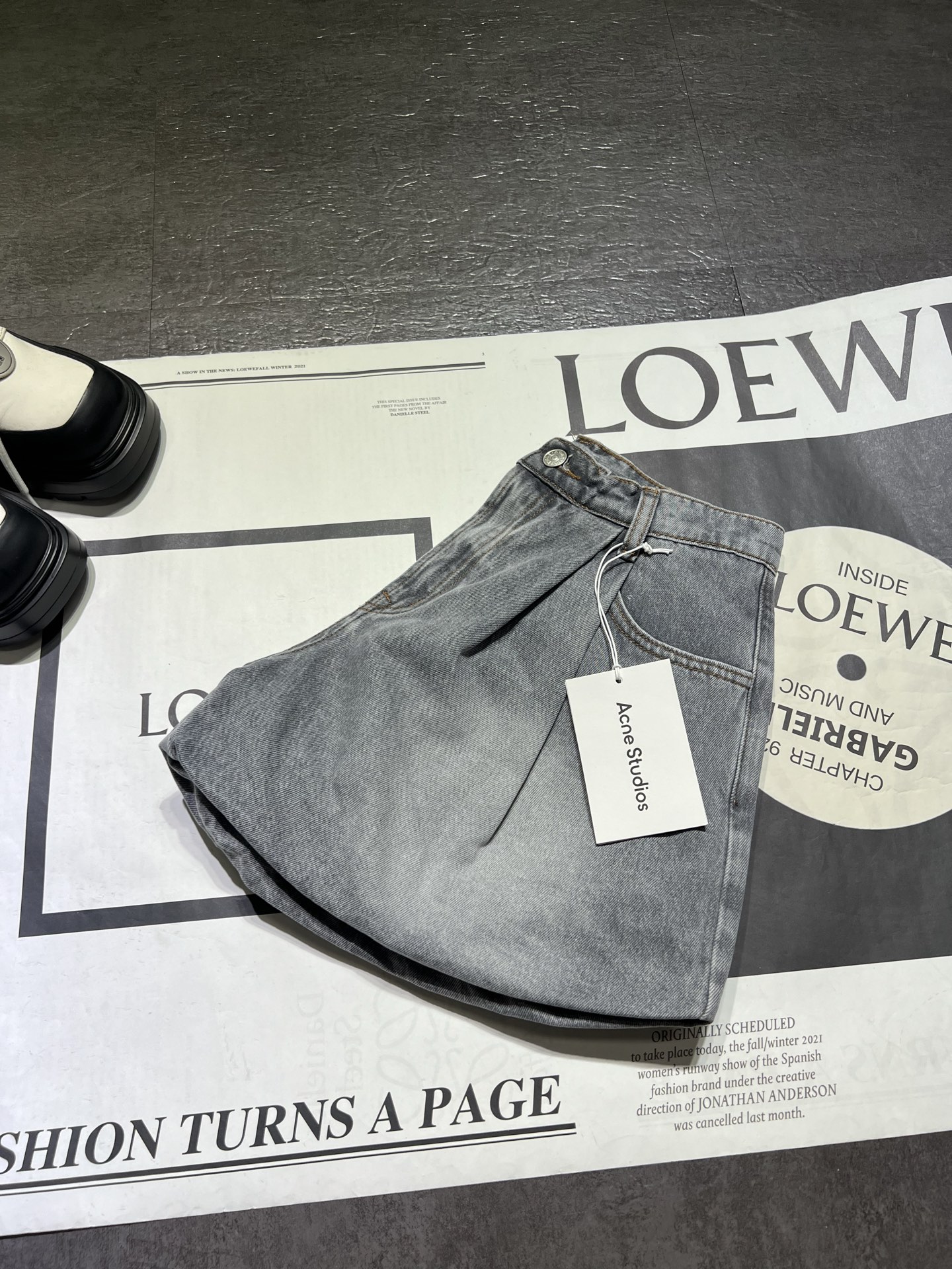 Acne Studios Lightweight Cowboy Shorts for Women: Recreational Design in Old Smoke Gray - 图片 5