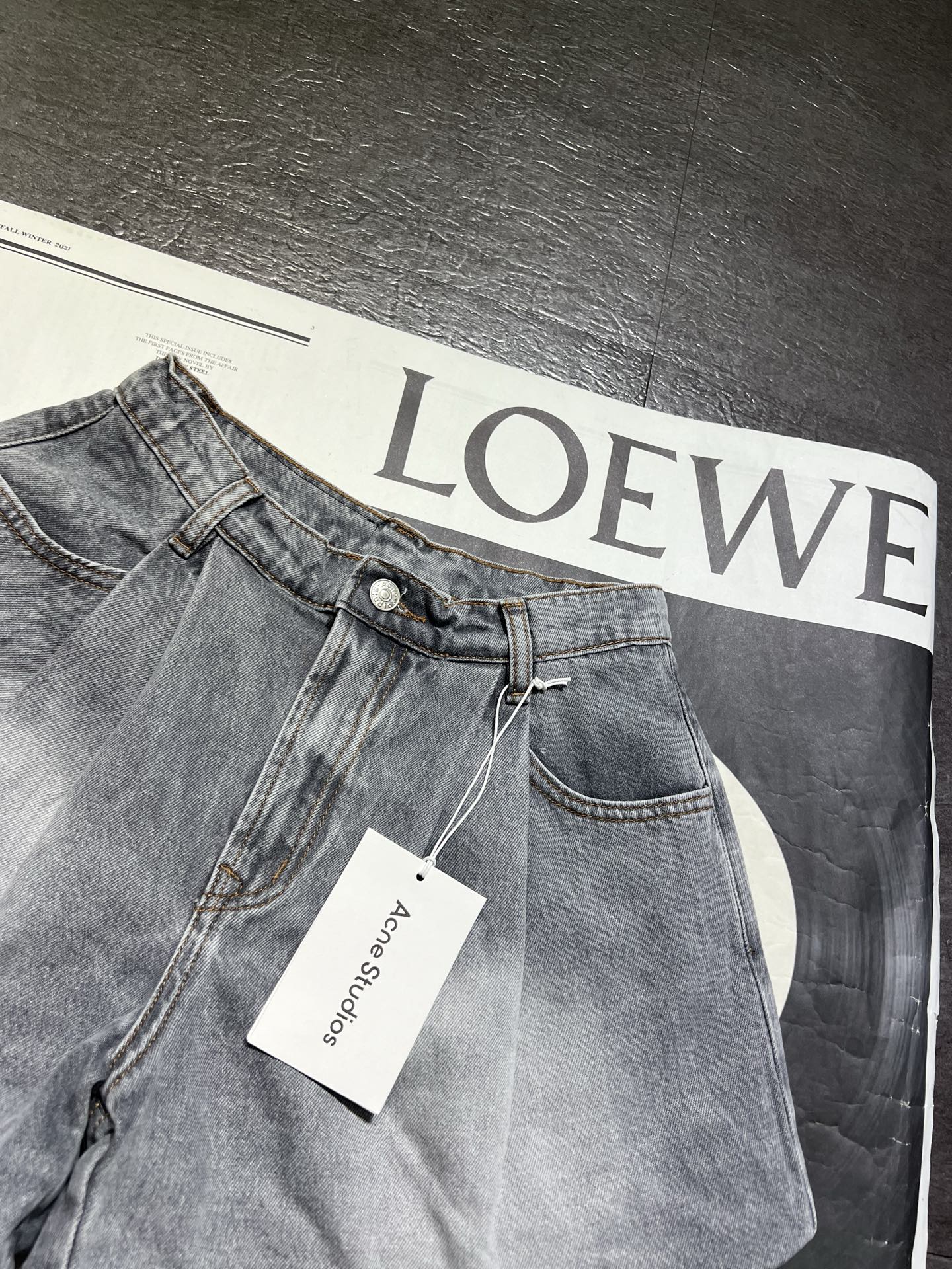 Acne Studios Lightweight Cowboy Shorts for Women: Recreational Design in Old Smoke Gray - 图片 2